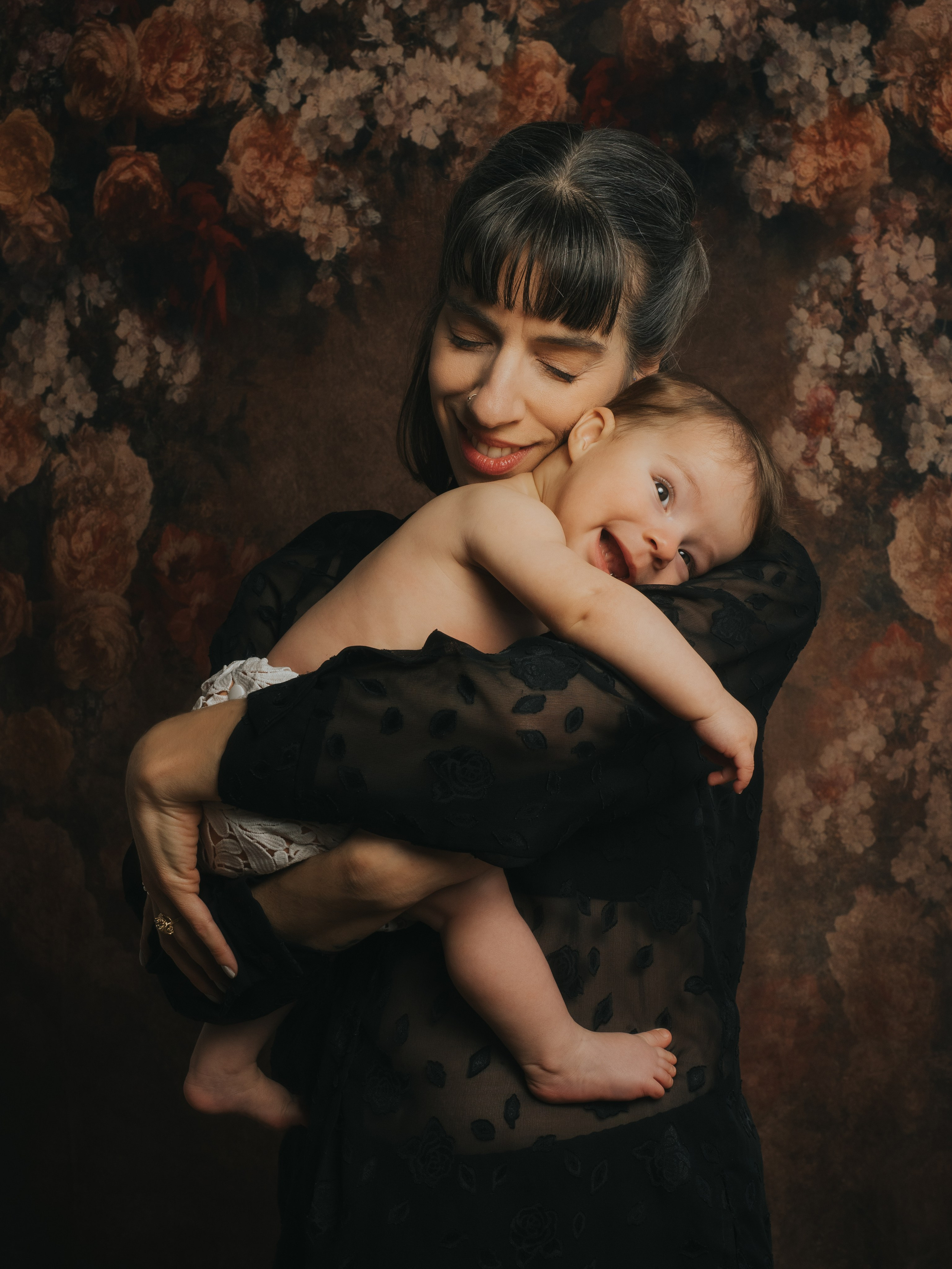 Maman et bébé qui se donnent un câlin.