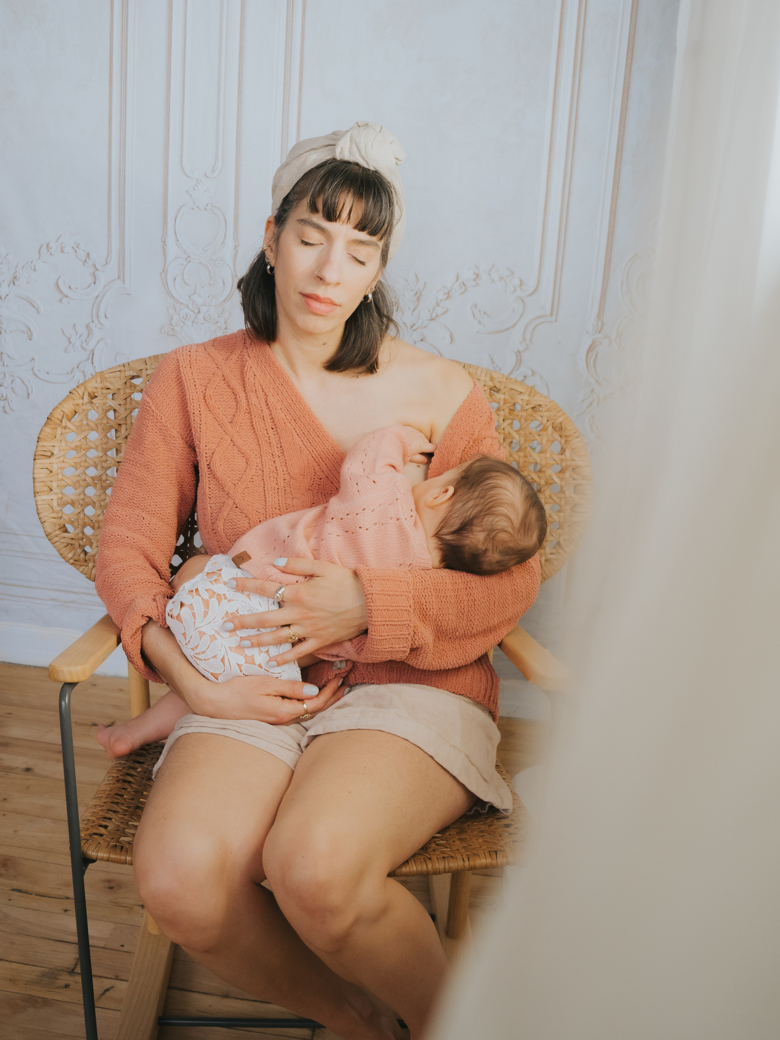 Femme qui allaite dans chaise bercante.