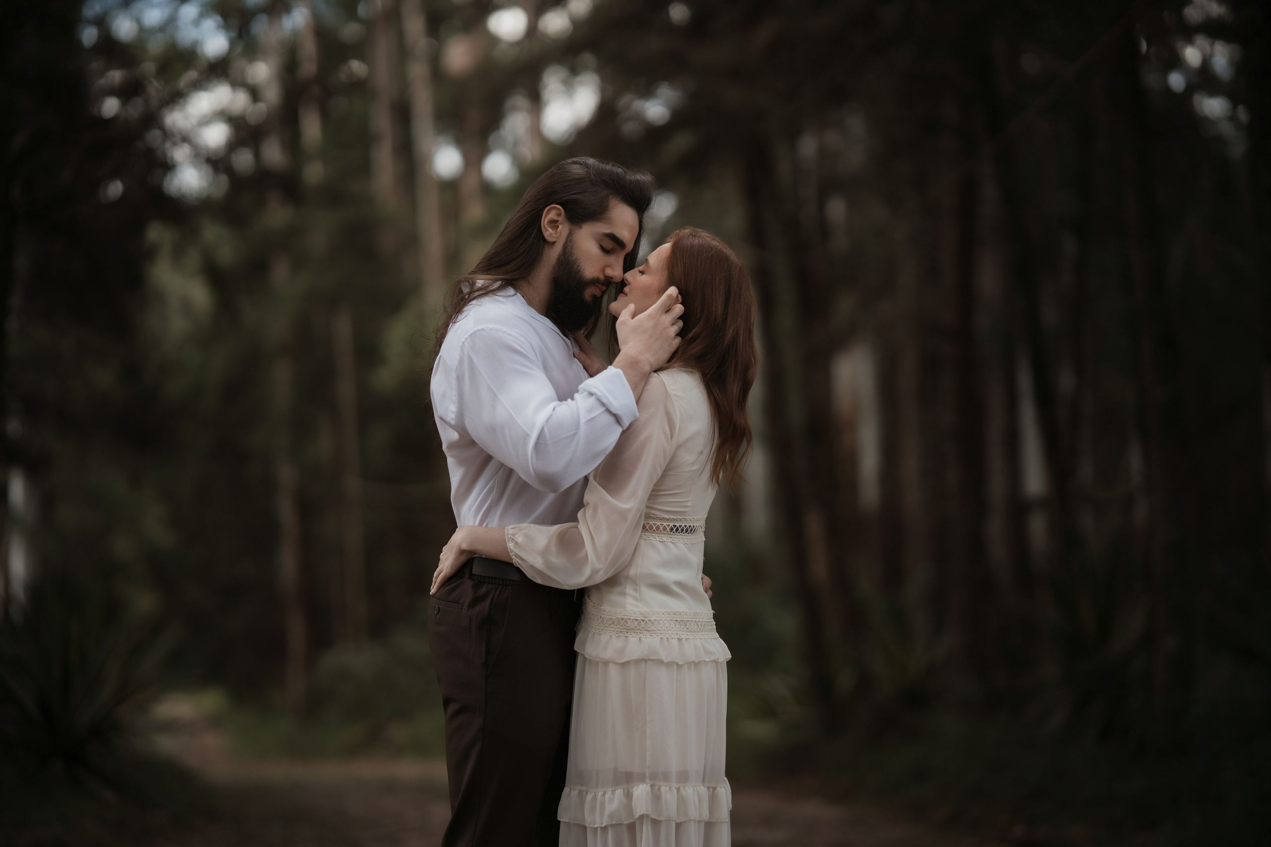 Fotografia documental de pré wedding no Vila Relicário em Ouro Preto com Ana e Igor. Registros autênticos e emocionantes em Minas Gerais.