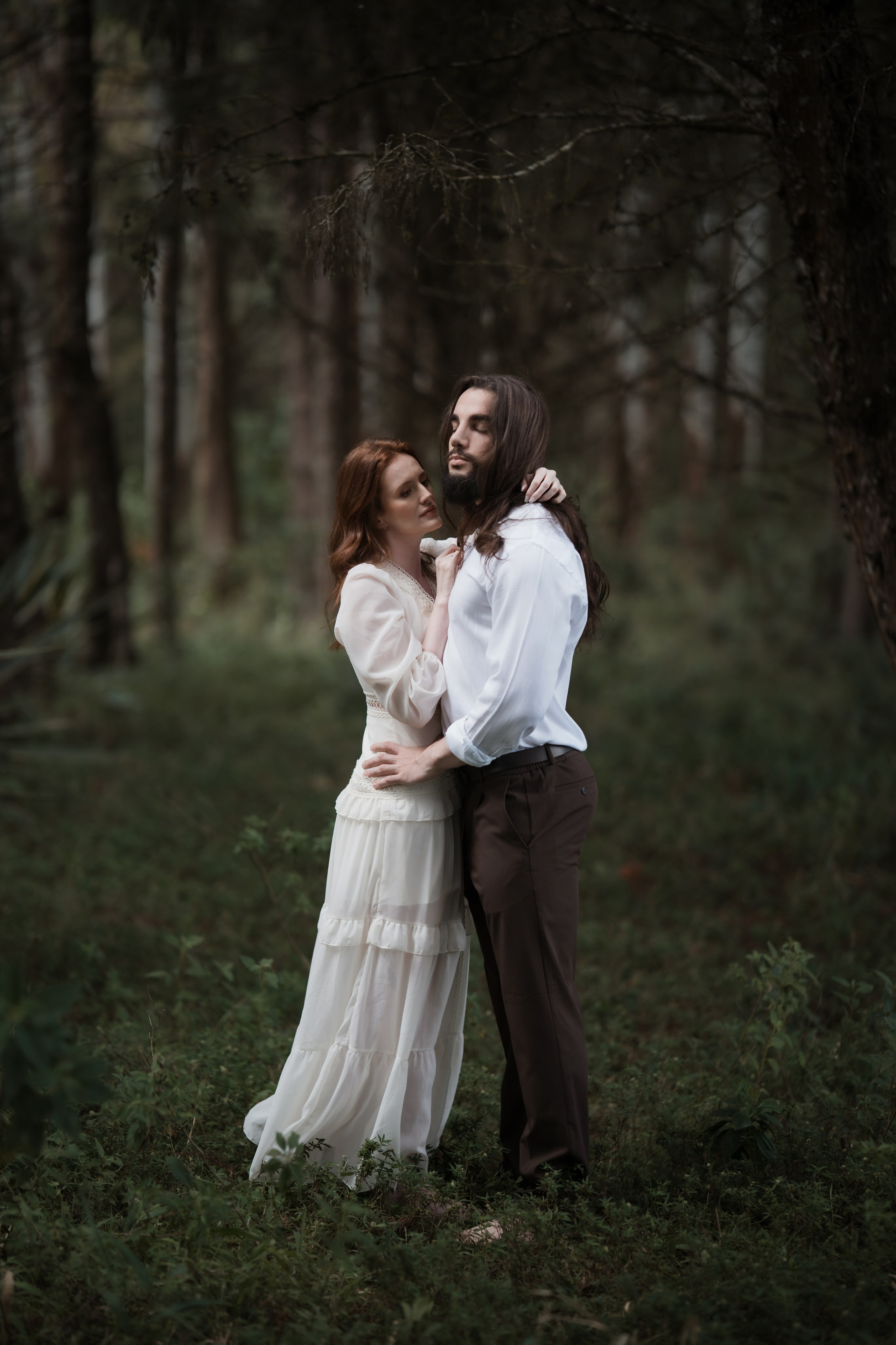 Ensaio pré wedding de Ana e Igor no Vila Relicário com fotografia leve e sofisticada da Edu e Josi Fotografia. Registros naturais em meio à beleza histórica de Ouro Preto.