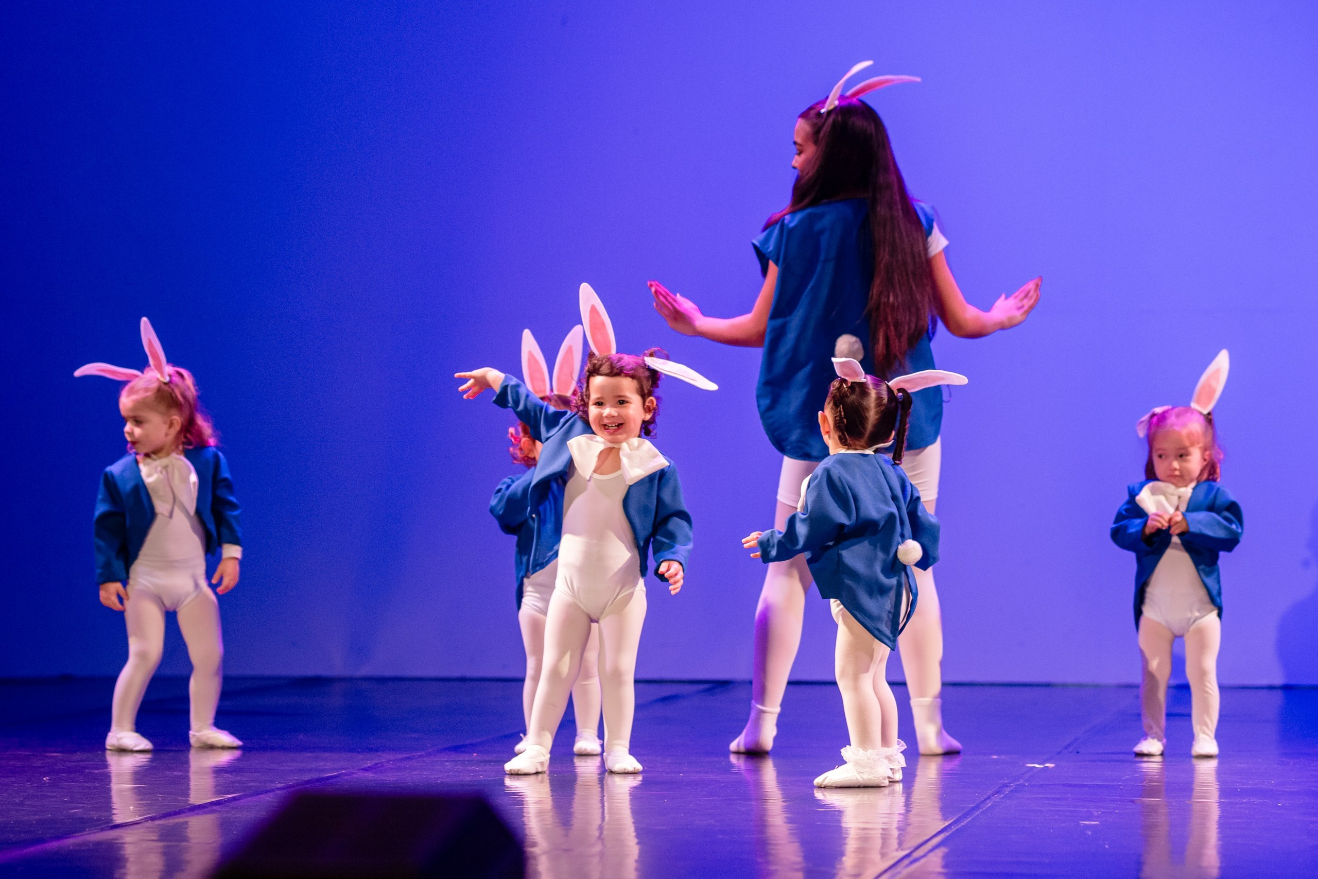 Fotografia de Espetáculo Teatral Alice no País das Maravilhas do grupo de dança Recriarte