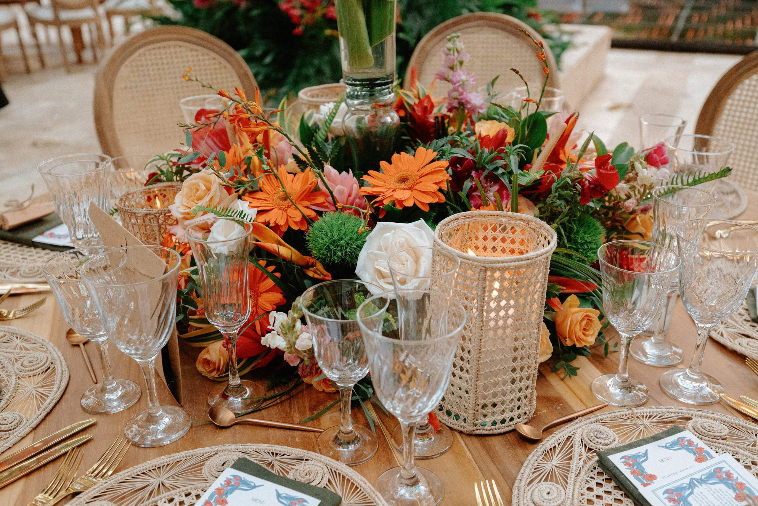 Wedding table decoration – “Wedding table decoration with flowers, candles, and elegant glassware in Cartagena