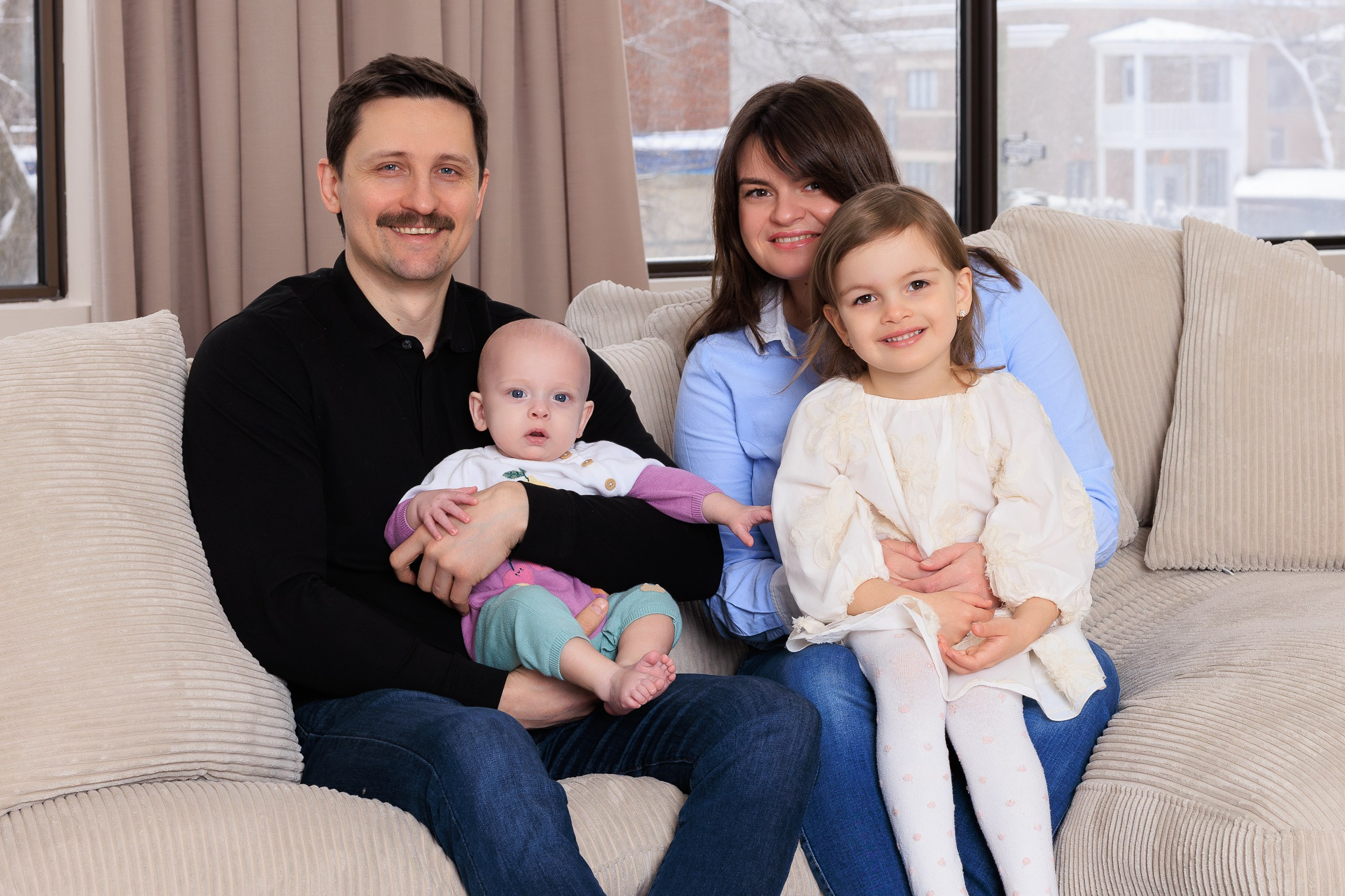 Mihaela Ruslan’s family moments. Je suis photographe portraitiste et je réalise des portraits à toutes les étapes de votre vie! Bienvenue dans mon studio à Westmount, Qc