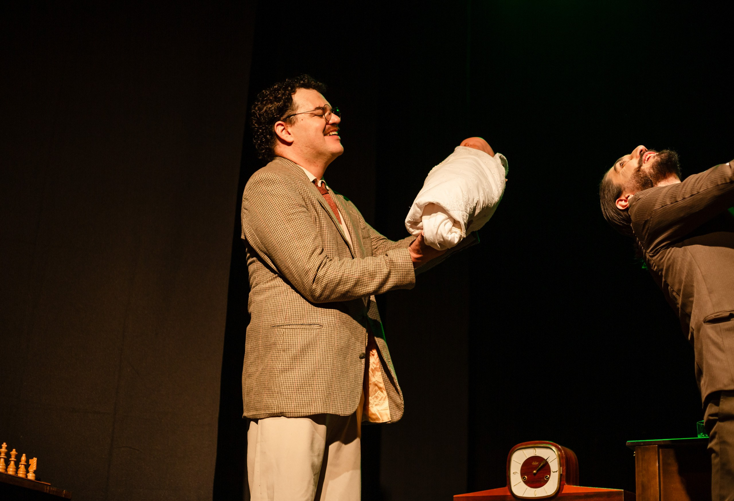 Fotografia de espetáculo teatral O Alienista do grupo de teatro Anchieta Arte Cênica