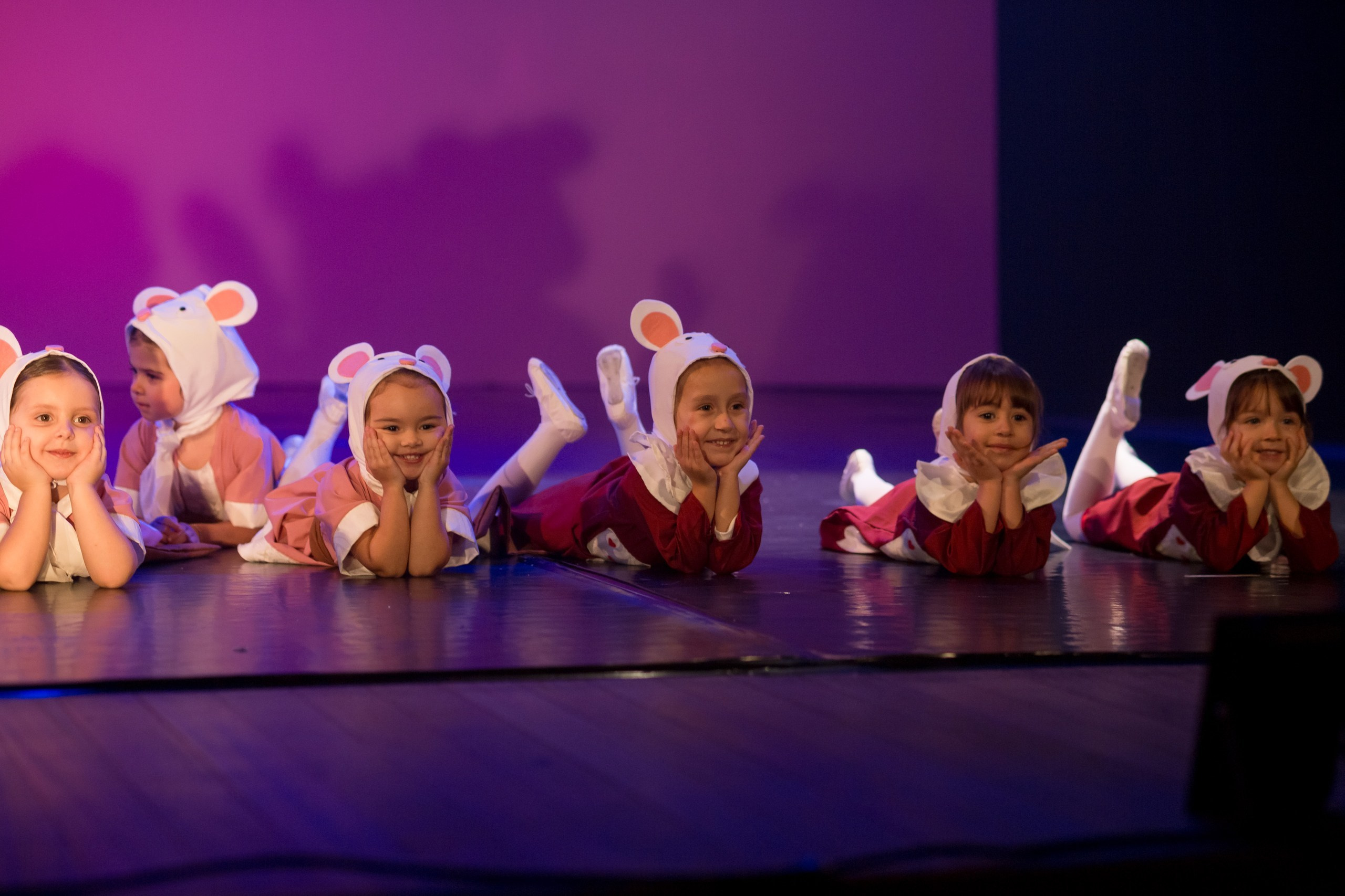 Fotografia de Espetáculo Teatral Alice no País das Maravilhas do grupo de dança Recriarte