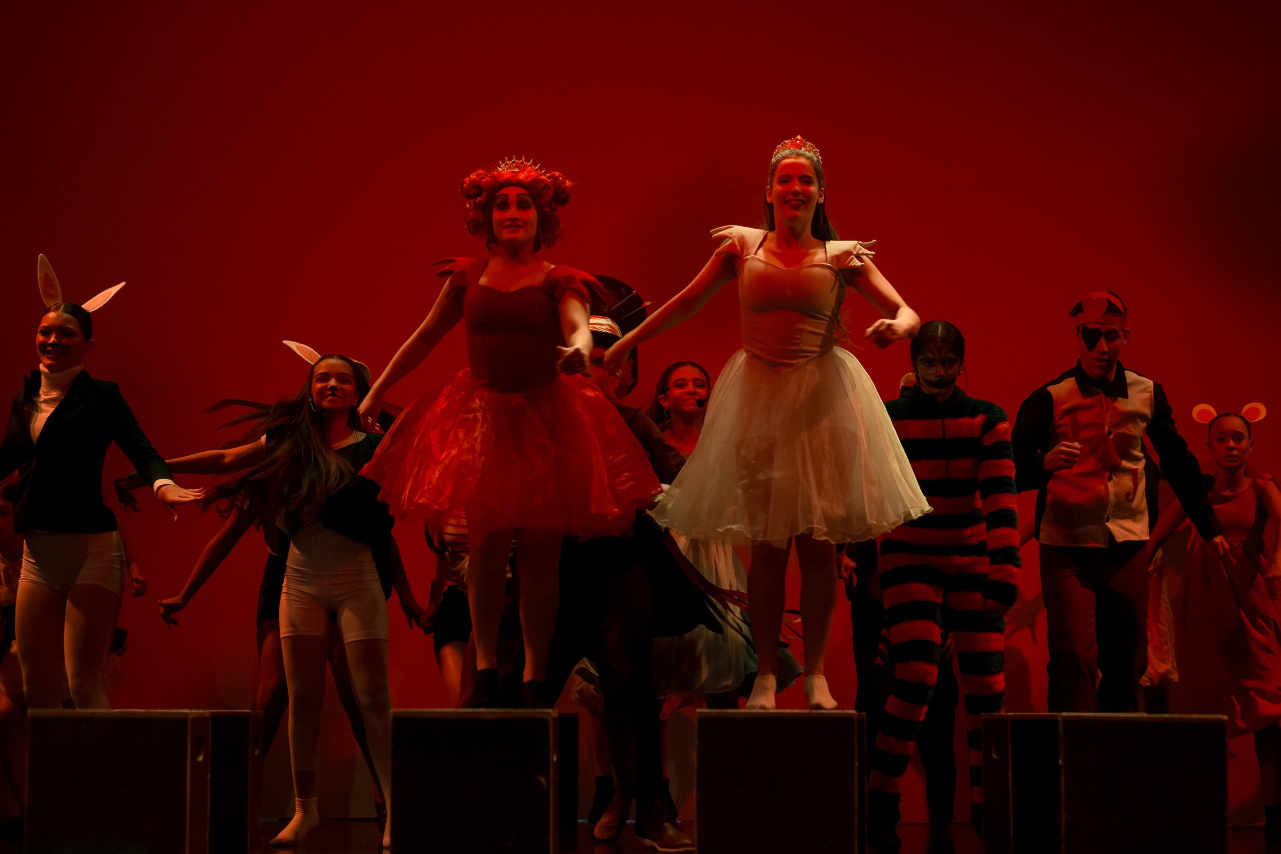 Fotografia de Espetáculo Teatral Alice no País das Maravilhas do grupo de dança Recriarte