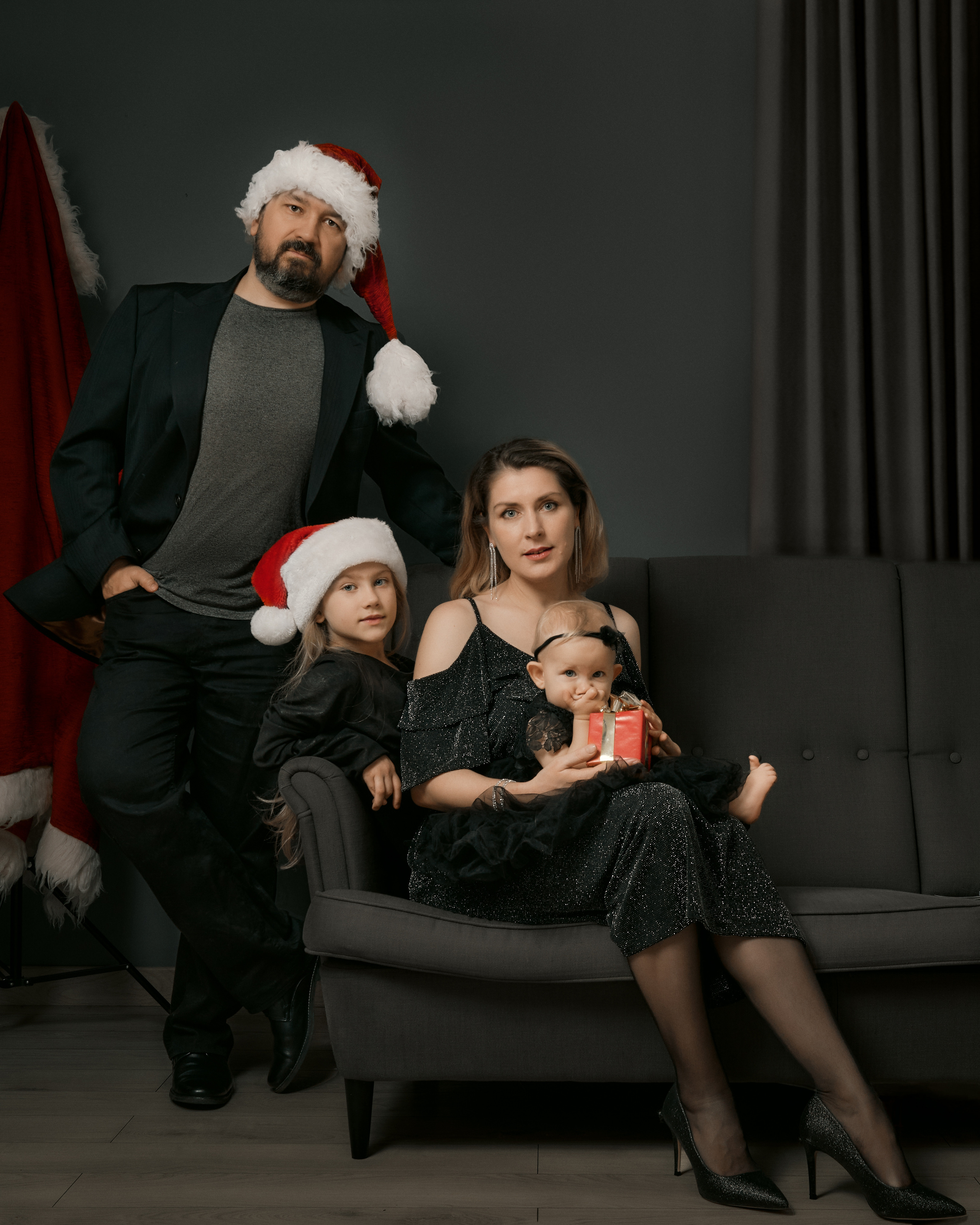 Family photoshoot in Bad Santa style