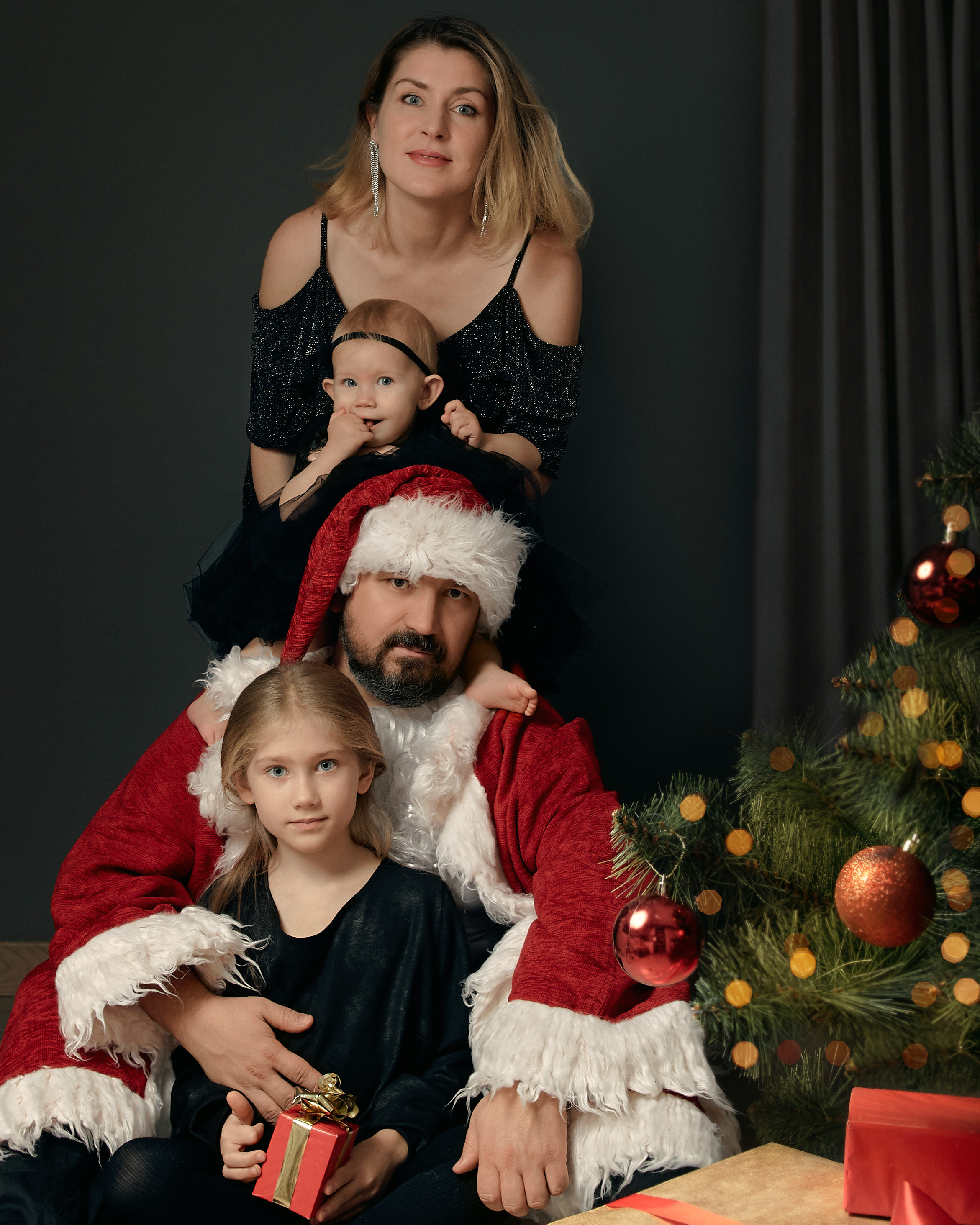 Family photoshoot in Bad Santa style