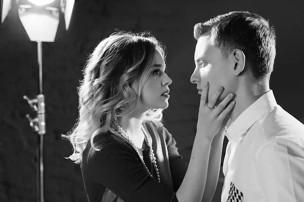 Sesión de aniversario de pareja en parque Ciudad de México - fotógrafa romántica CDMX