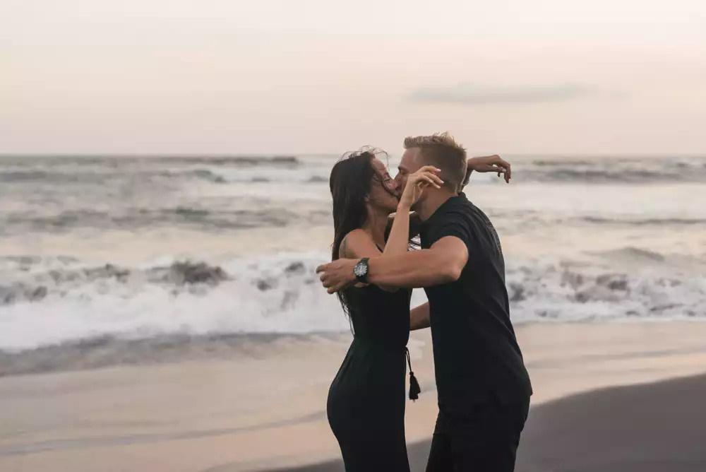 Pareja bailando juntos en exteriores Ciudad de México - fotógrafa de historias de amor CDMX
