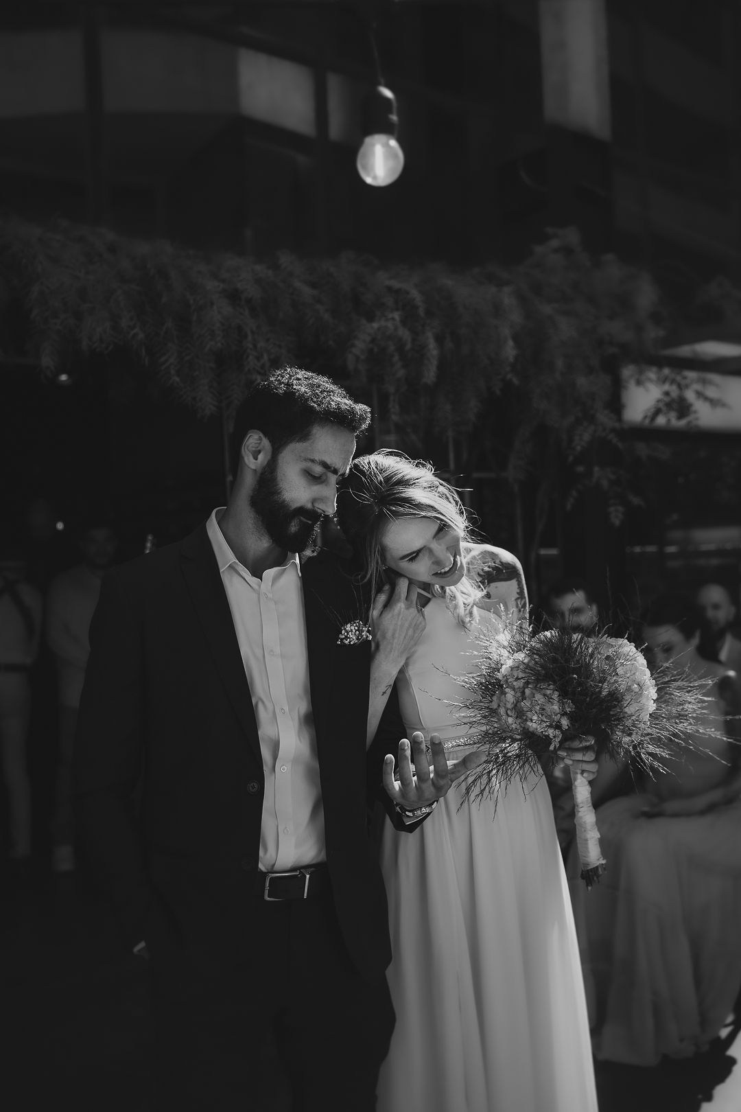 Nada de transformar o casamento em ensaio. Nosso trabalho em Minas Gerais é registrar o dia como ele acontece, com verdade, leveza e respeito ao tempo de cada casal.