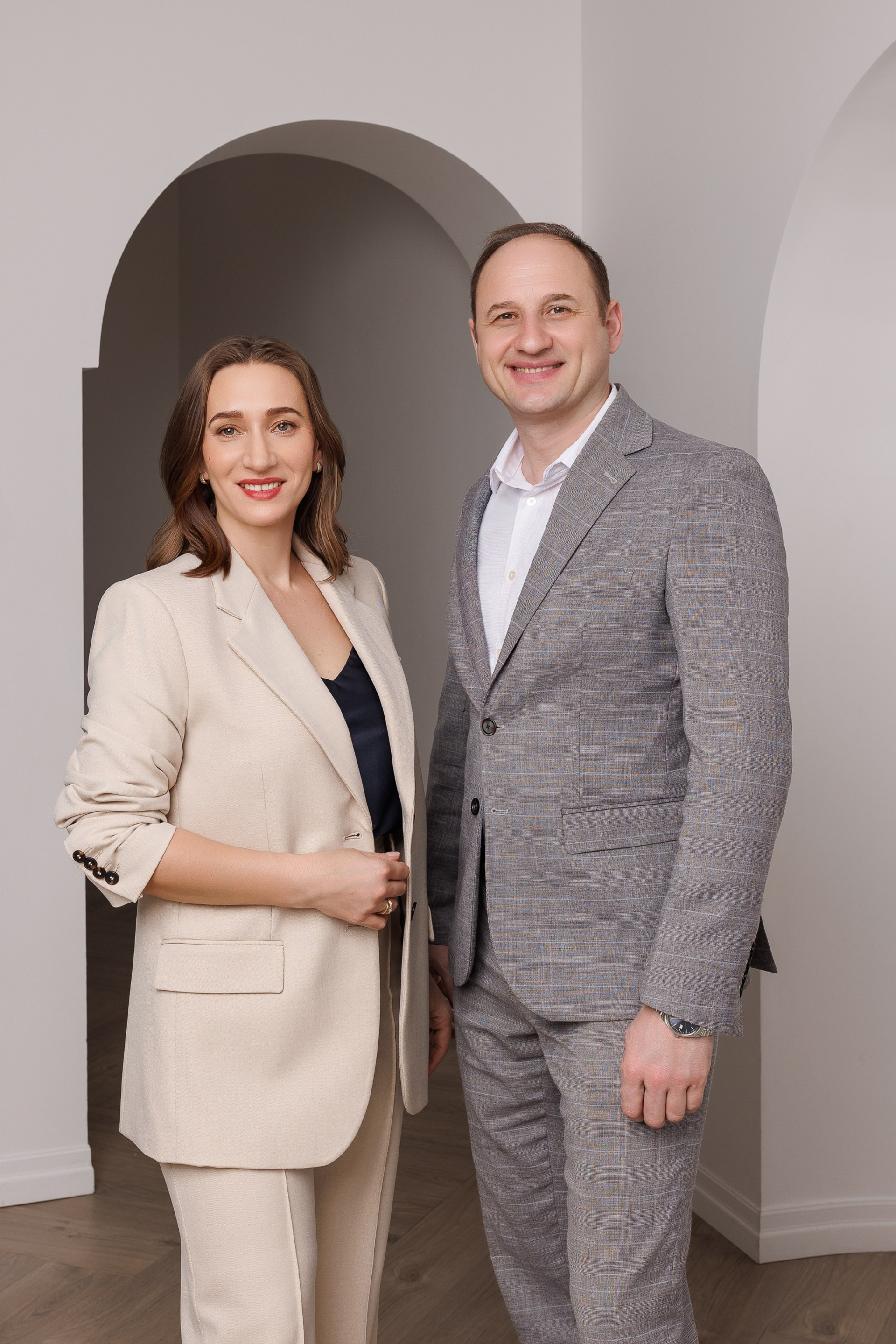 Yoldaș& Eugenia. Je suis photographe portraitiste et je réalise des portraits à toutes les étapes de votre vie! Bienvenue dans mon studio à Westmount, Qc