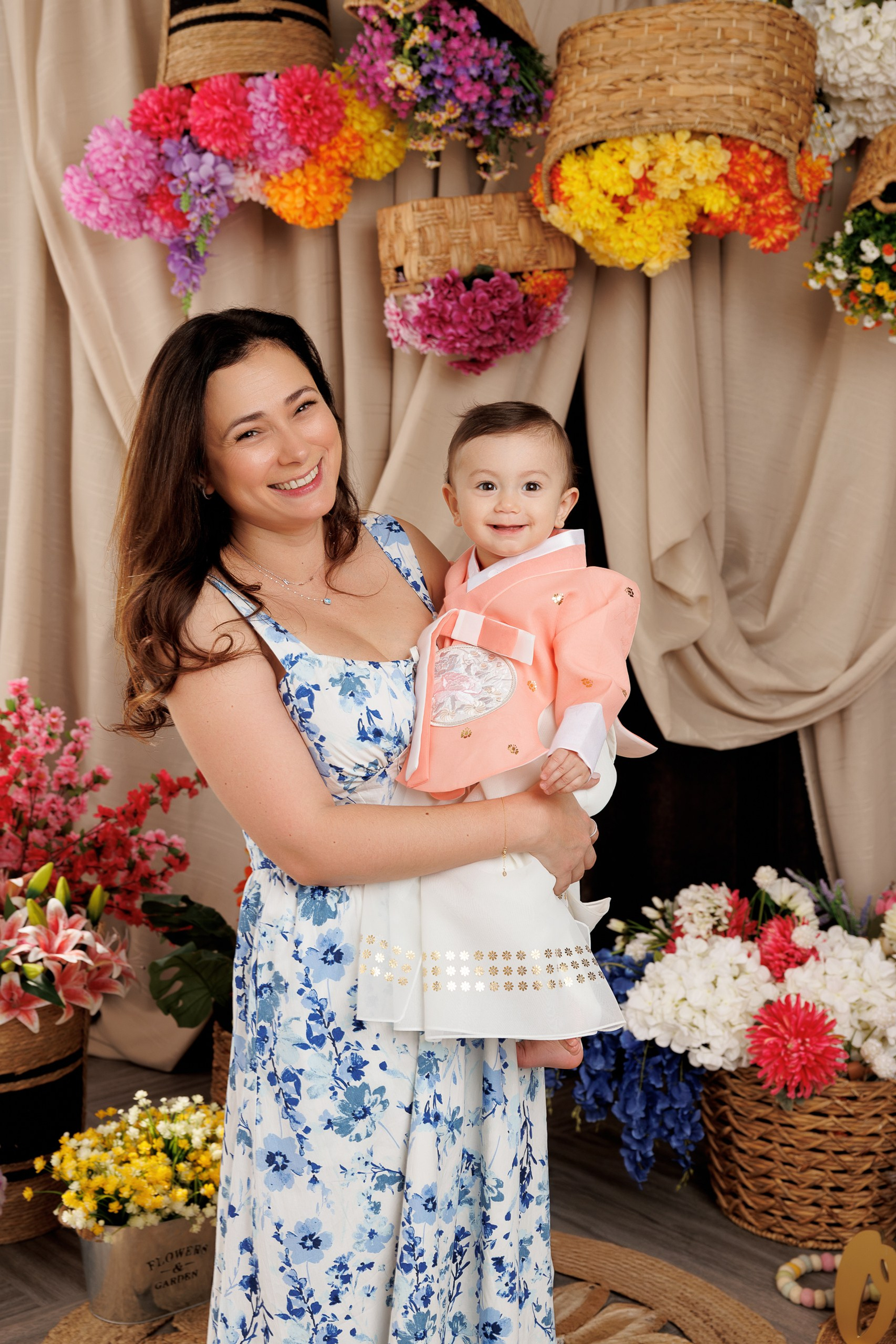 Yoldaș& Eugenia. Je suis photographe portraitiste et je réalise des portraits à toutes les étapes de votre vie! Bienvenue dans mon studio à Westmount, Qc