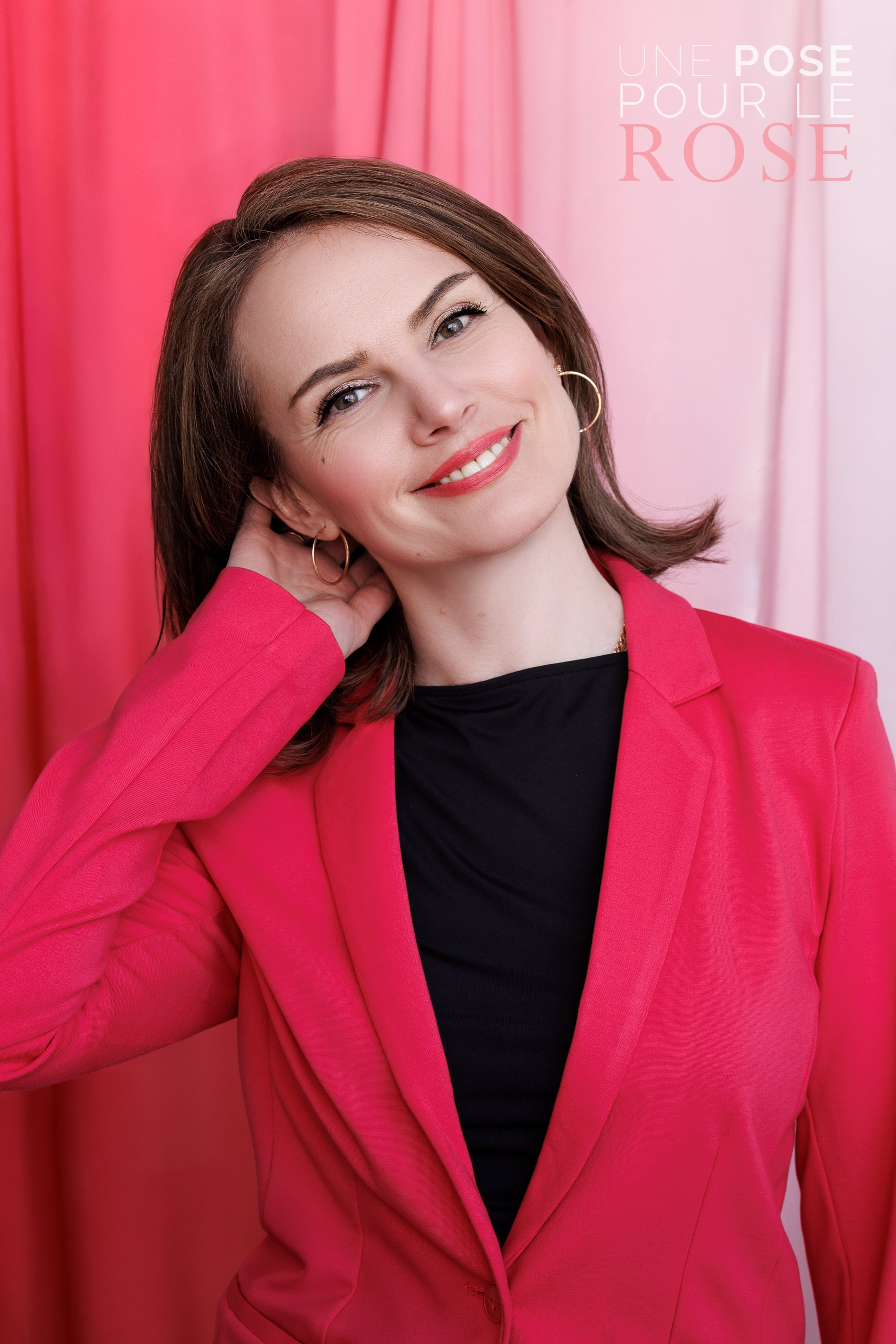 UNE POSE POUR LE ROSE 2026. Je suis photographe portraitiste et je réalise des portraits à toutes les étapes de votre vie! Bienvenue dans mon studio à Westmount, Qc