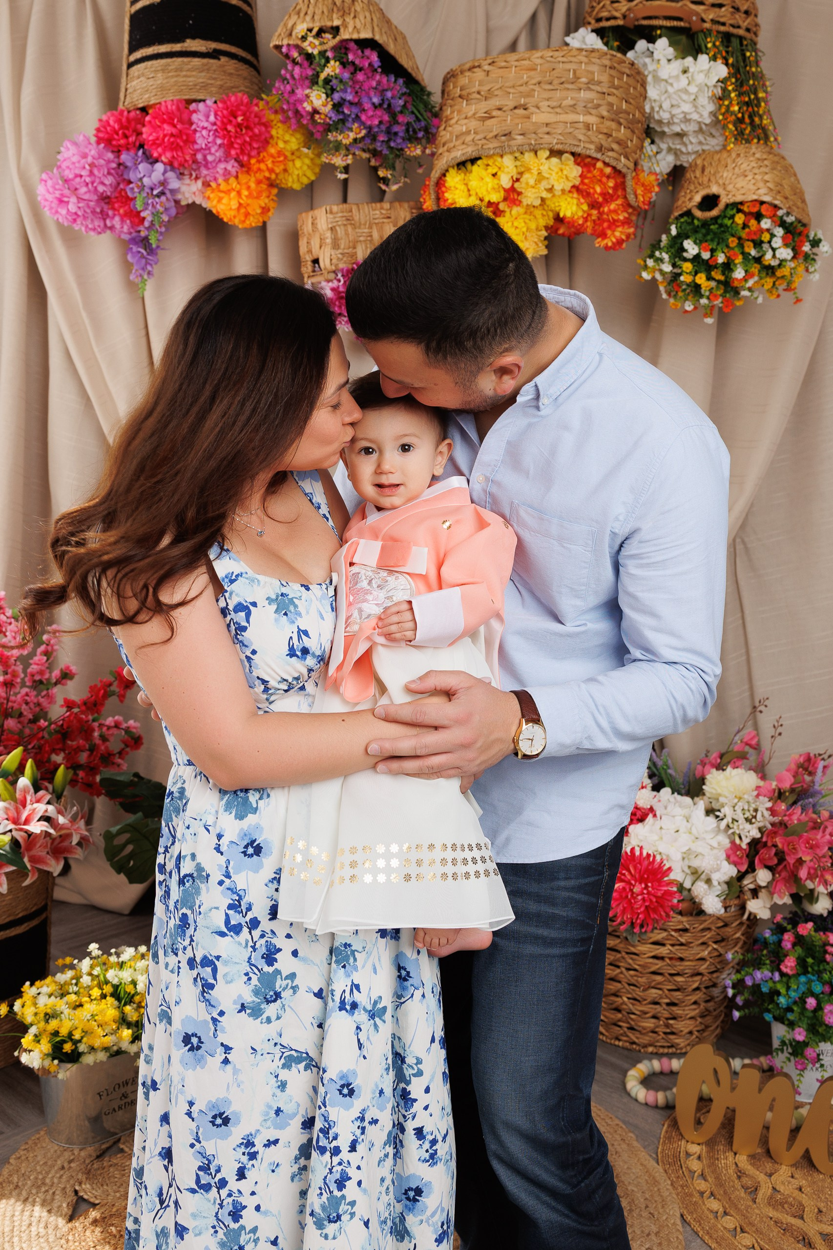 Kira’s 1ST Birthday. Je suis photographe portraitiste et je réalise des portraits à toutes les étapes de votre vie! Bienvenue dans mon studio à Westmount, Qc