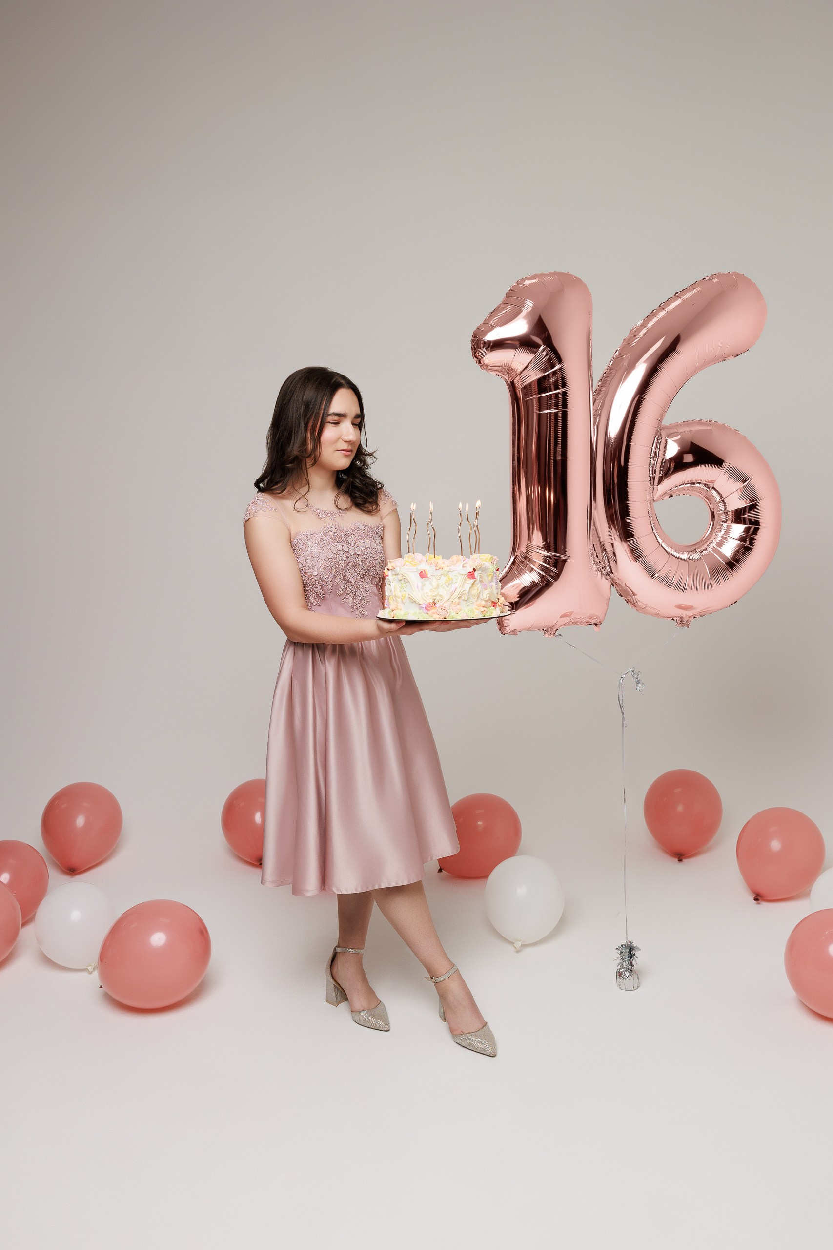 GLORIA Sweet 16. Je suis photographe portraitiste et je réalise des portraits à toutes les étapes de votre vie! Bienvenue dans mon studio à Westmount, Qc