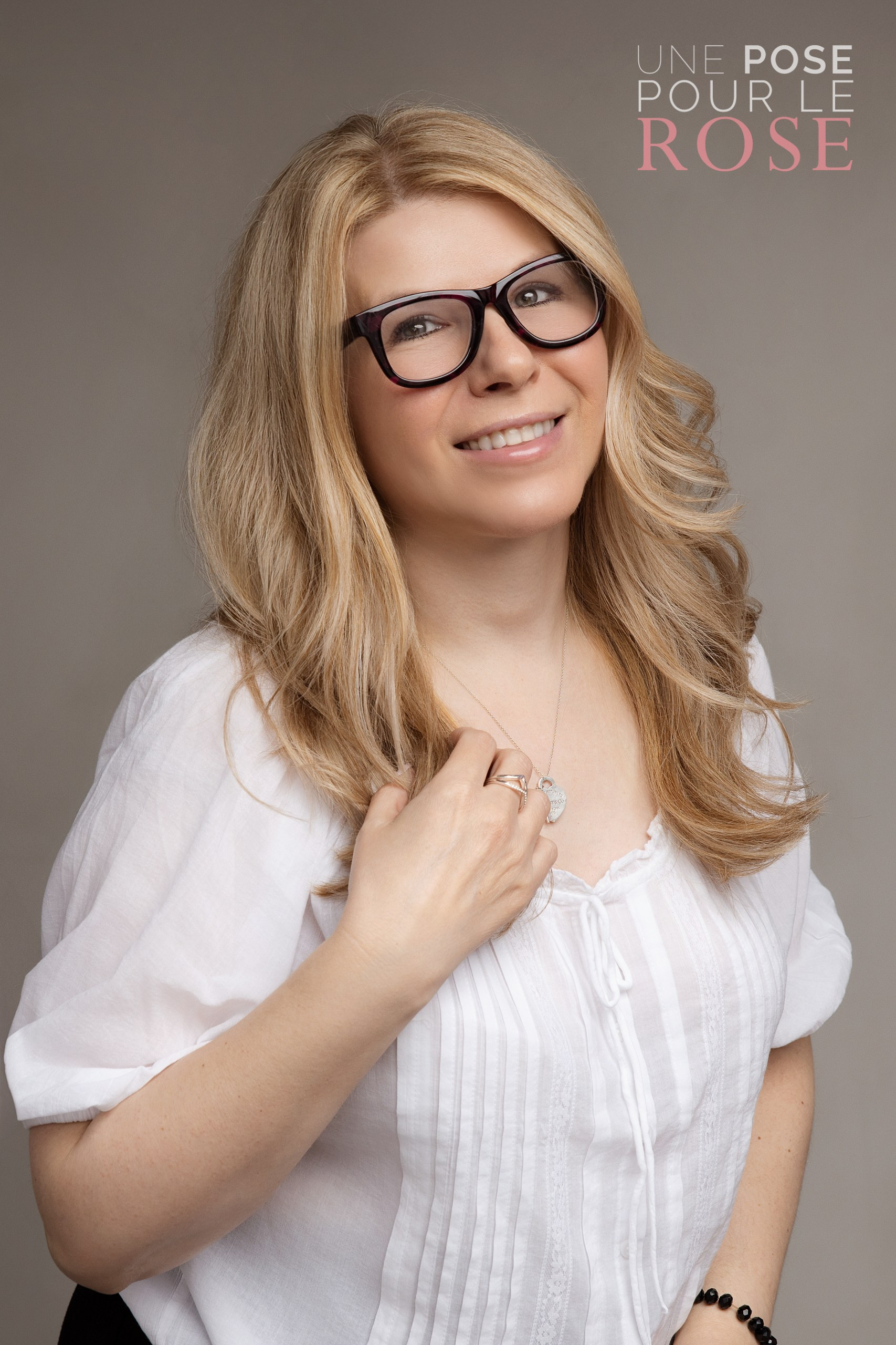 UNE POSE POUR LE ROSE 2026. Je suis photographe portraitiste et je réalise des portraits à toutes les étapes de votre vie! Bienvenue dans mon studio à Westmount, Qc