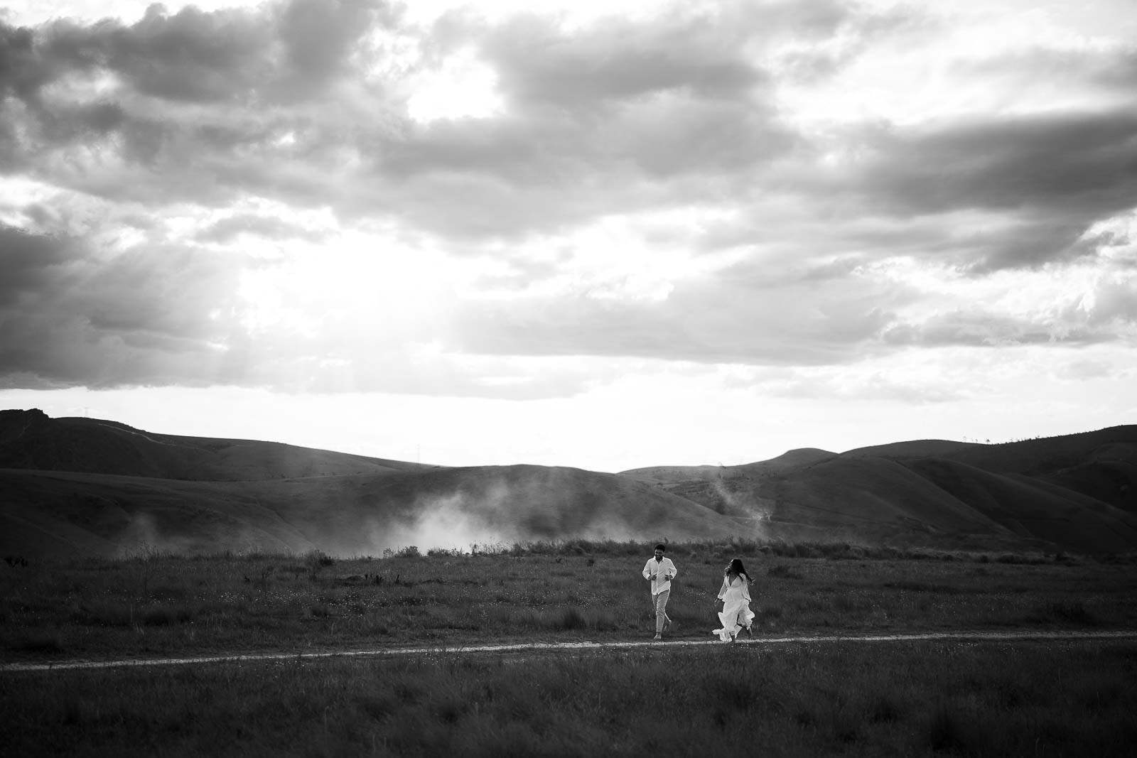 Ensaio pré-casamento de Larissa e Rafael em Lavras Novas ao pôr do sol. Fotos naturais, emocionantes e espontâneas feitas por Edu e Josi Fotografia em Minas Gerais.