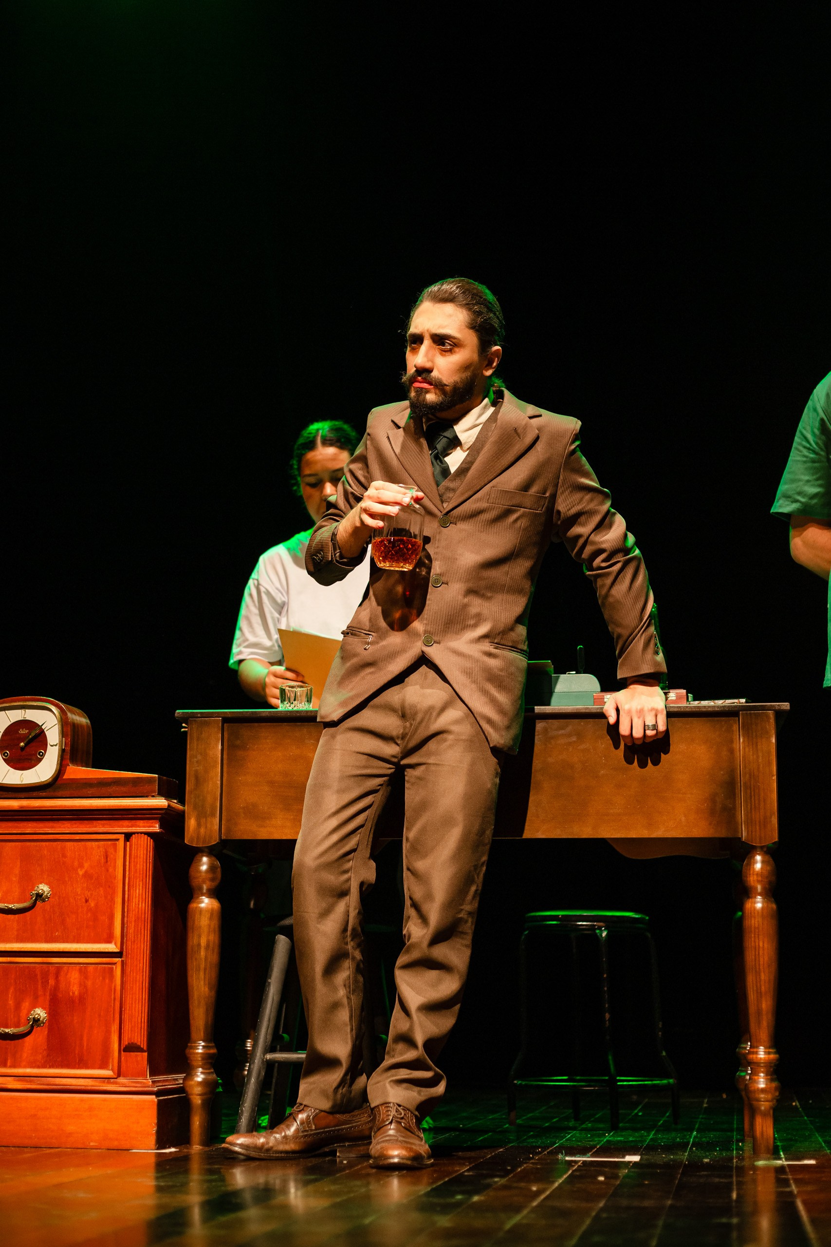 Fotografia de espetáculo teatral O Alienista do grupo de teatro Anchieta Arte Cênica