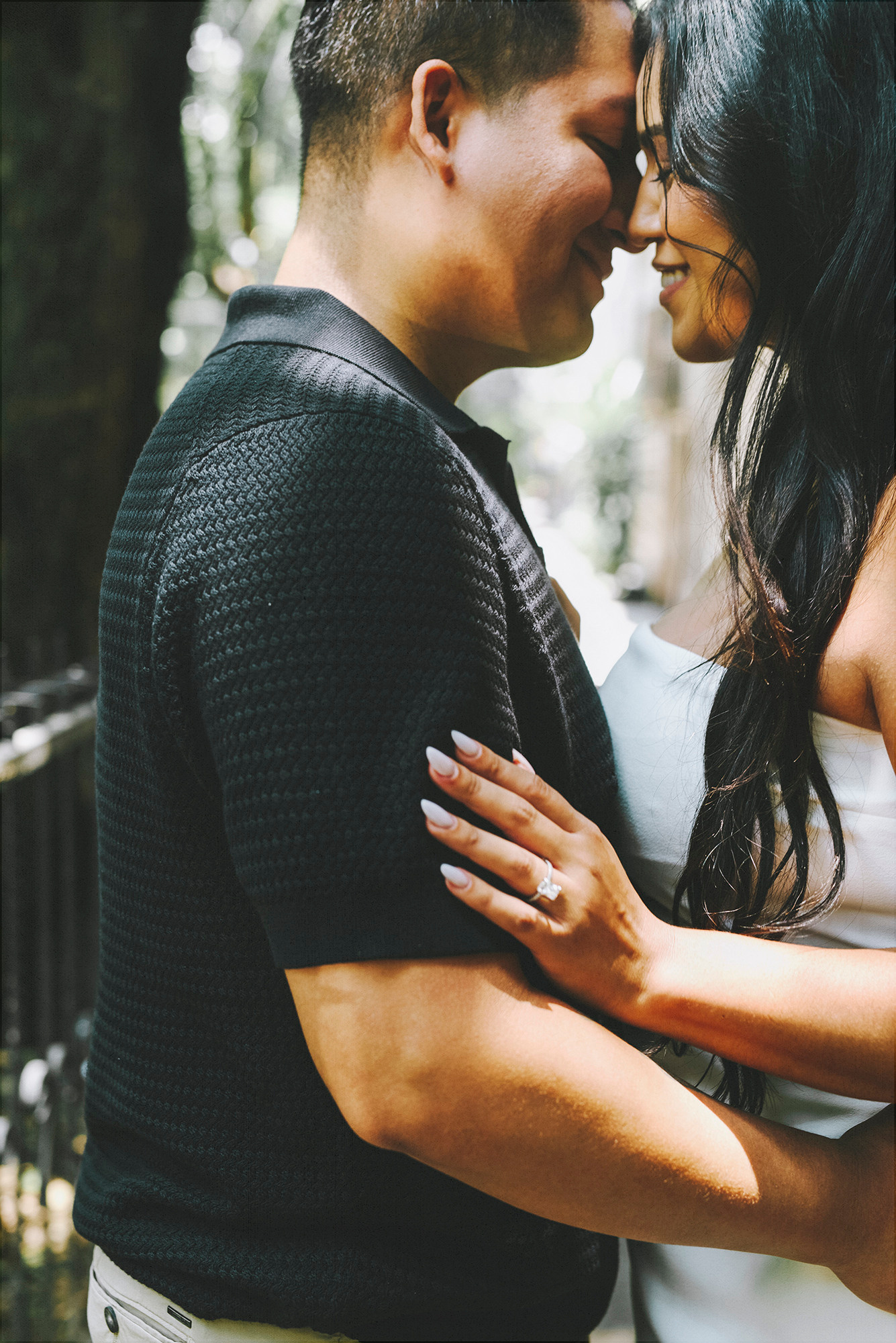 Pareja abrazándose en sesión de historia de amor - fotógrafa Ciudad de México