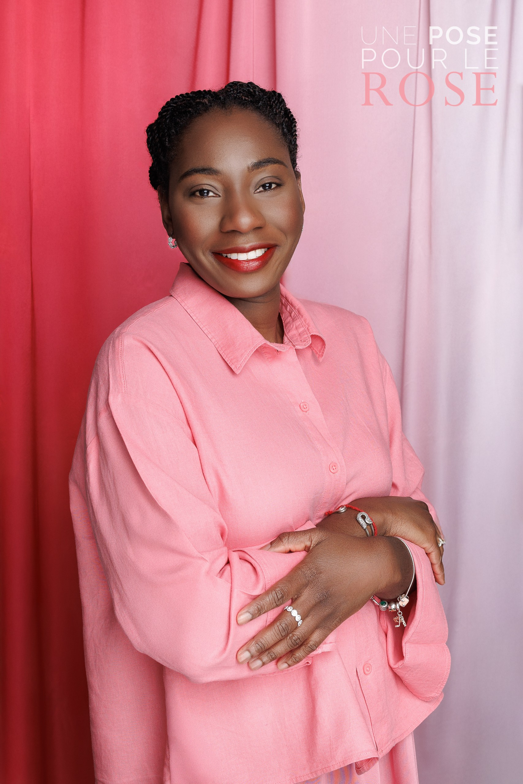 UNE POSE POUR LE ROSE 2026. Je suis photographe portraitiste et je réalise des portraits à toutes les étapes de votre vie! Bienvenue dans mon studio à Westmount, Qc