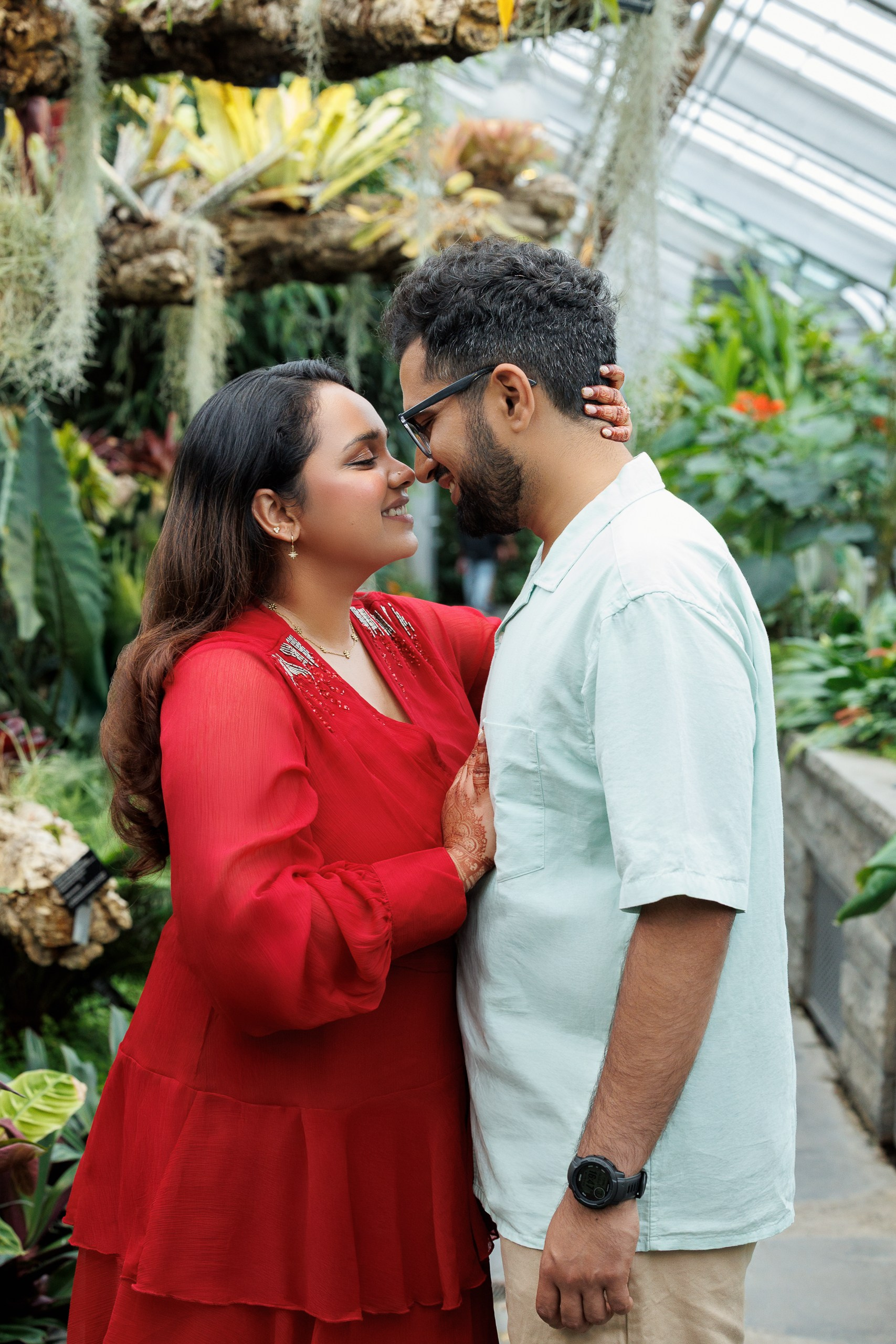 The Love Story of Aadhithya&Anushree. Je suis photographe portraitiste et je réalise des portraits à toutes les étapes de votre vie! Bienvenue dans mon studio à Westmount, Qc