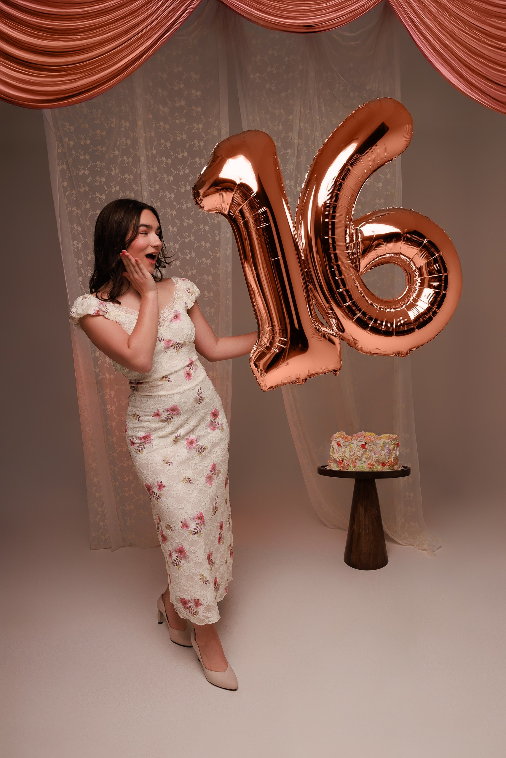GLORIA Sweet 16. Je suis photographe portraitiste et je réalise des portraits à toutes les étapes de votre vie! Bienvenue dans mon studio à Westmount, Qc