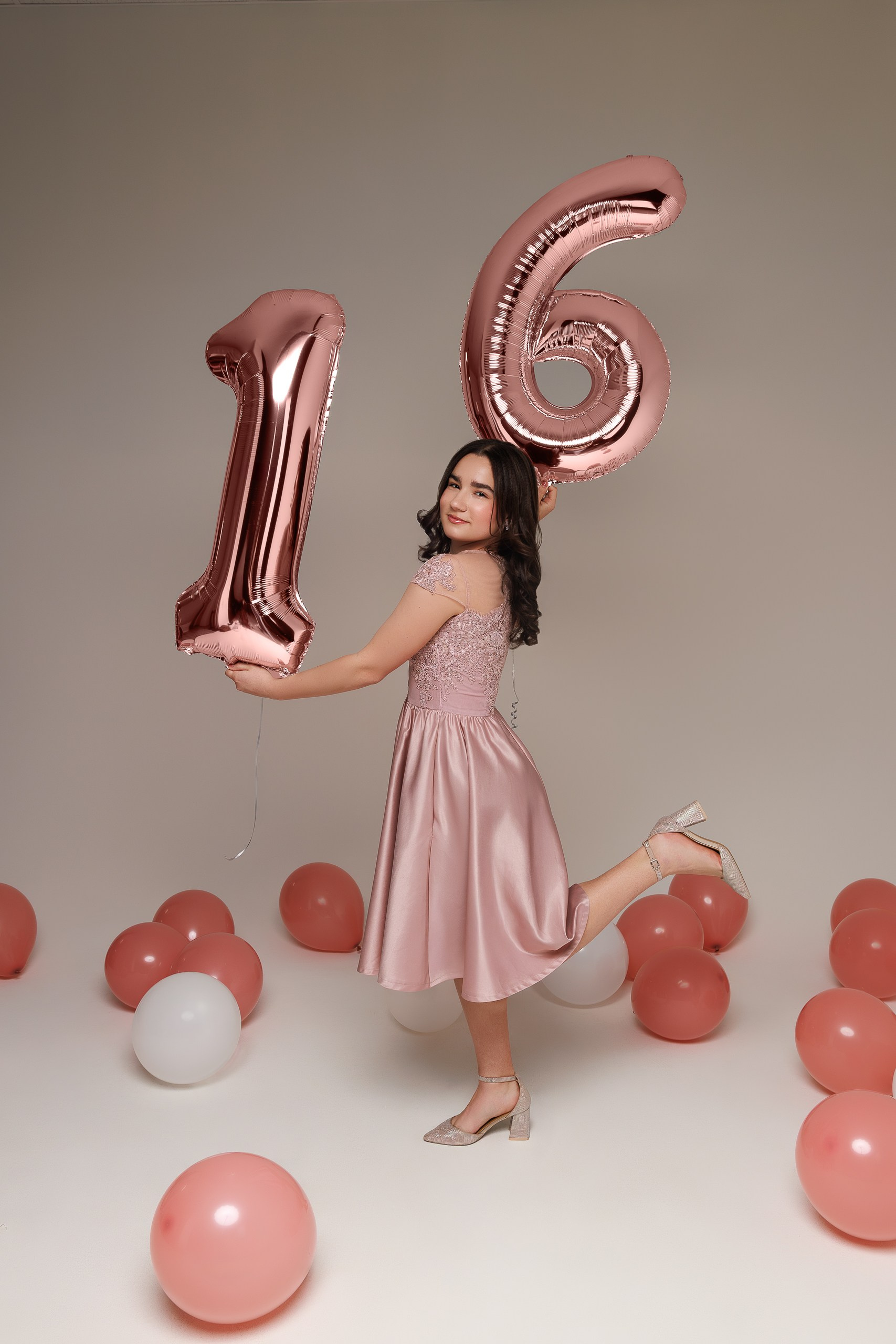 GLORIA Sweet 16. Je suis photographe portraitiste et je réalise des portraits à toutes les étapes de votre vie! Bienvenue dans mon studio à Westmount, Qc