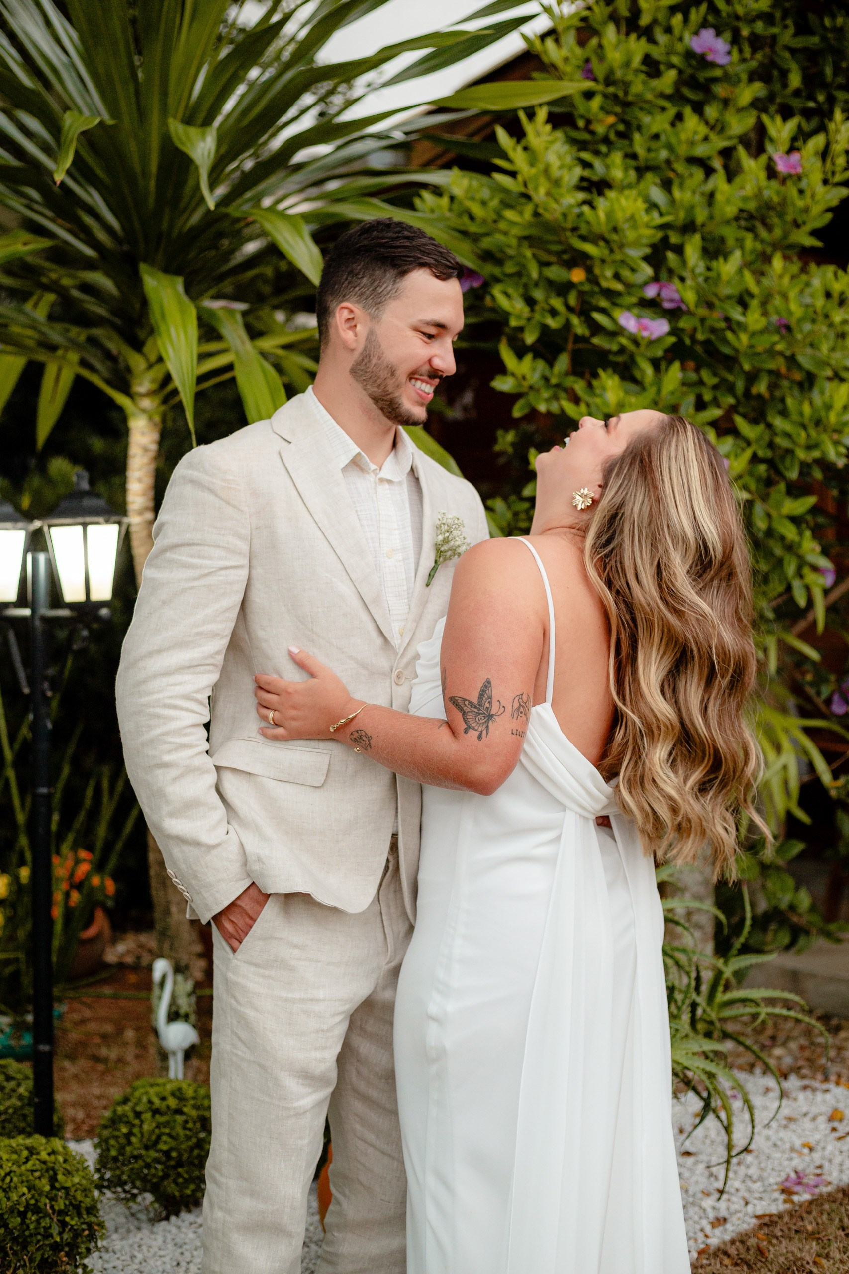 Ensaio de casal pós casamento com eles sorrindo um para o outro.