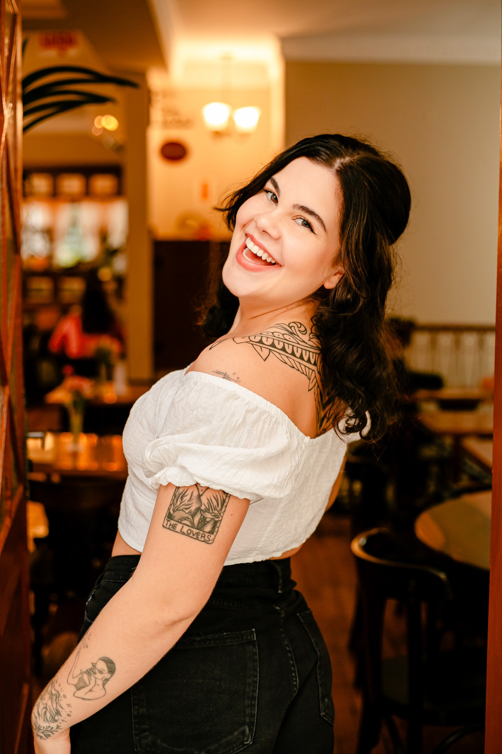Ensaio fotográfico feminino em cafeteria da Joseane