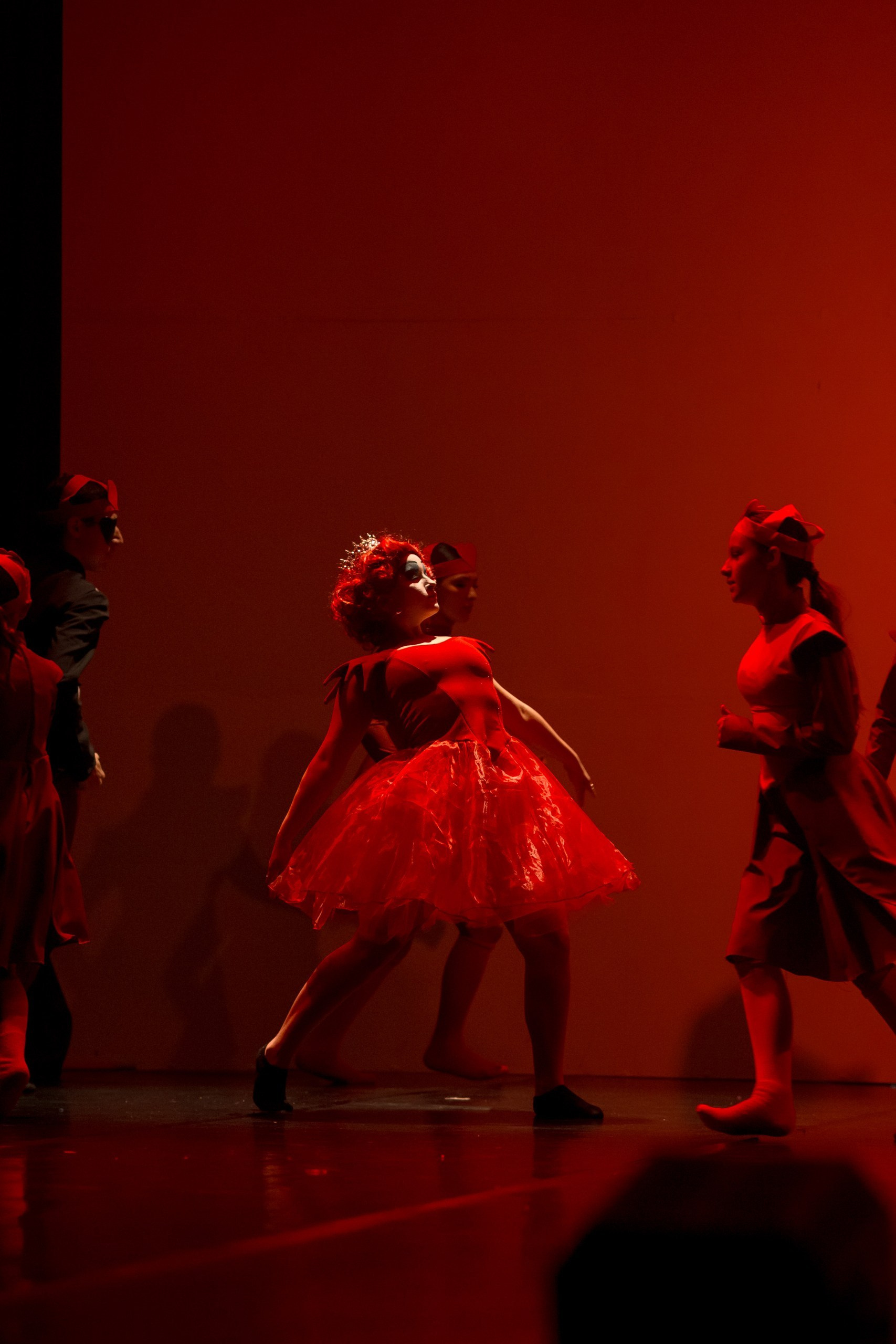 Fotografia de Espetáculo Teatral Alice no País das Maravilhas do grupo de dança Recriarte