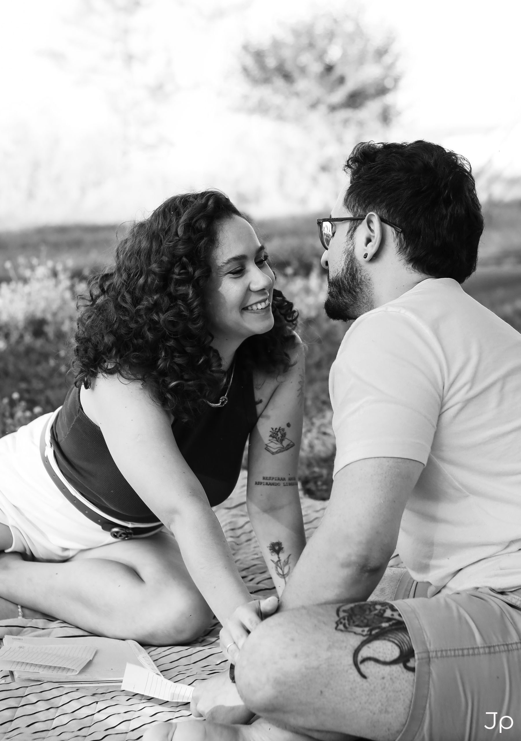 Fotografia de um casal no campo.