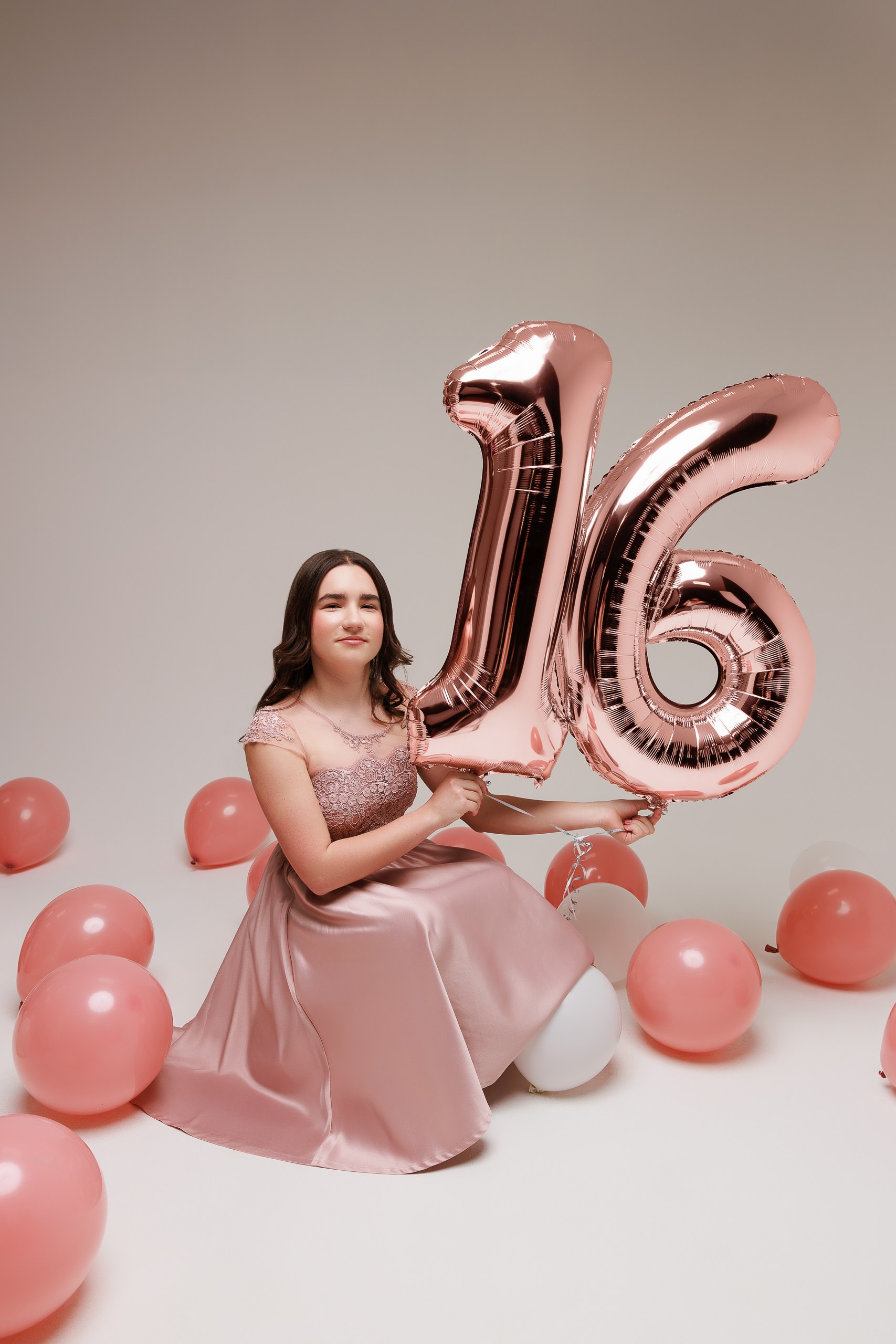 GLORIA Sweet 16. Je suis photographe portraitiste et je réalise des portraits à toutes les étapes de votre vie! Bienvenue dans mon studio à Westmount, Qc