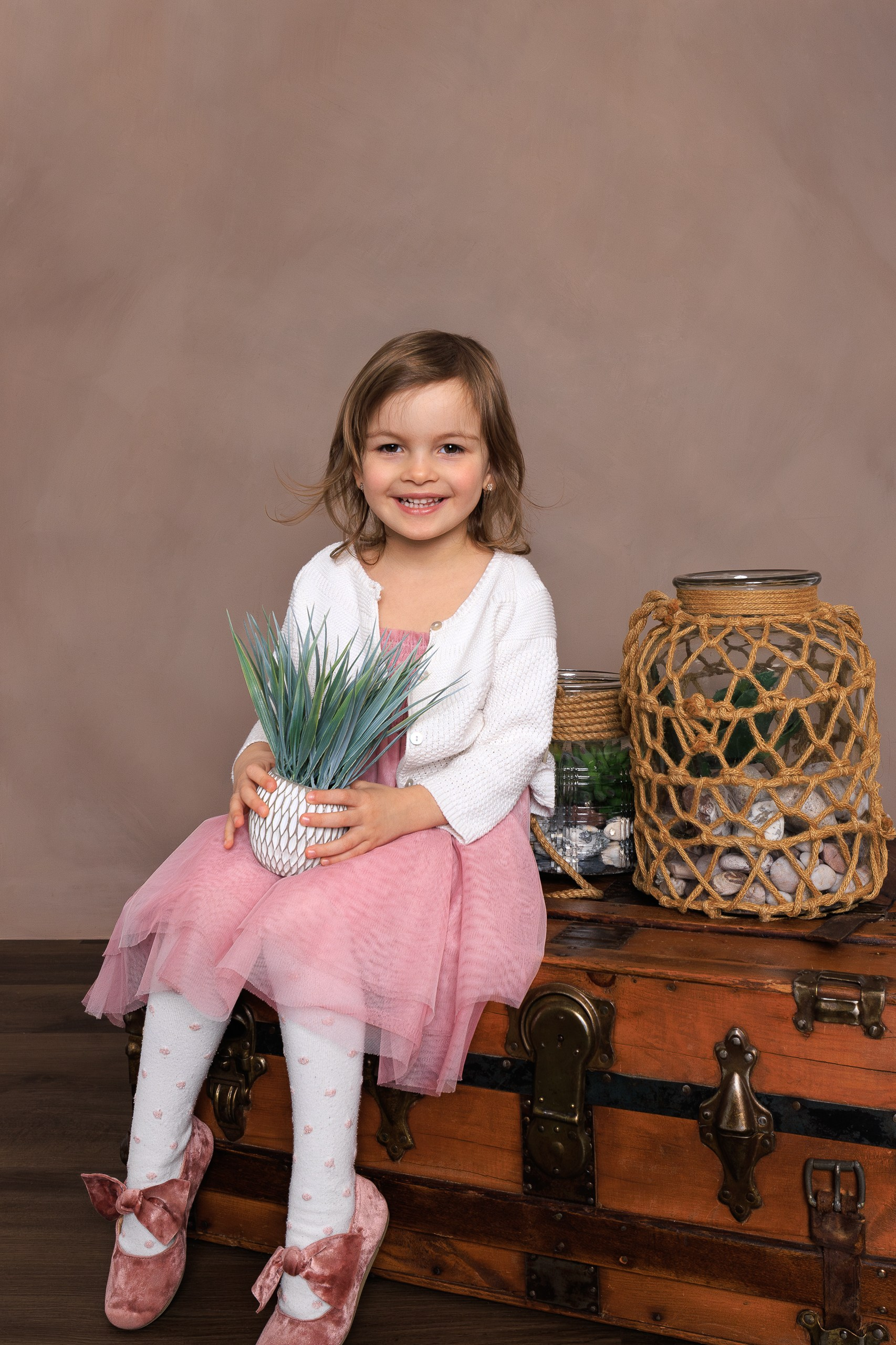 Mihaela Ruslan’s family moments. Je suis photographe portraitiste et je réalise des portraits à toutes les étapes de votre vie! Bienvenue dans mon studio à Westmount, Qc