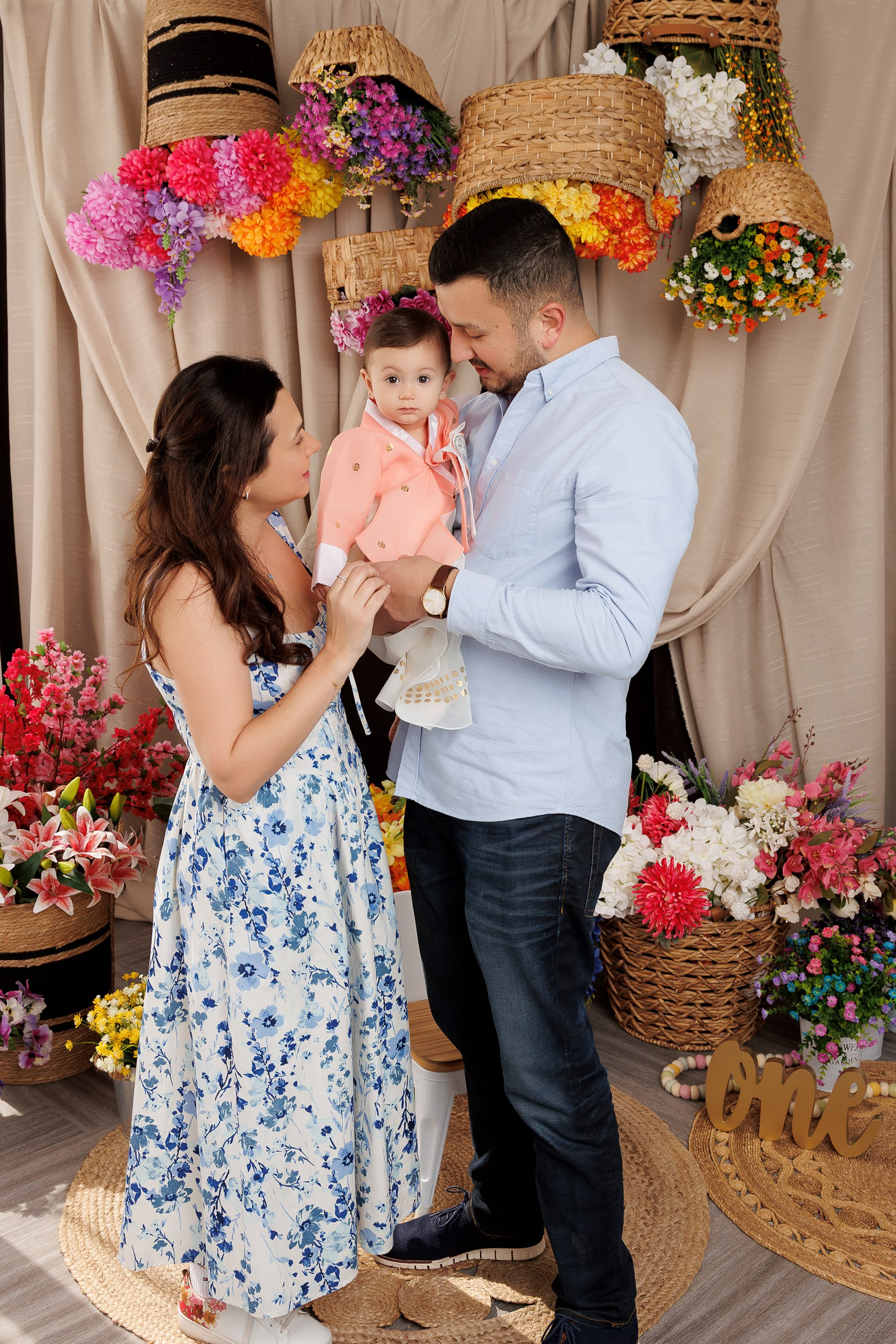 Kira’s 1ST Birthday. Je suis photographe portraitiste et je réalise des portraits à toutes les étapes de votre vie! Bienvenue dans mon studio à Westmount, Qc