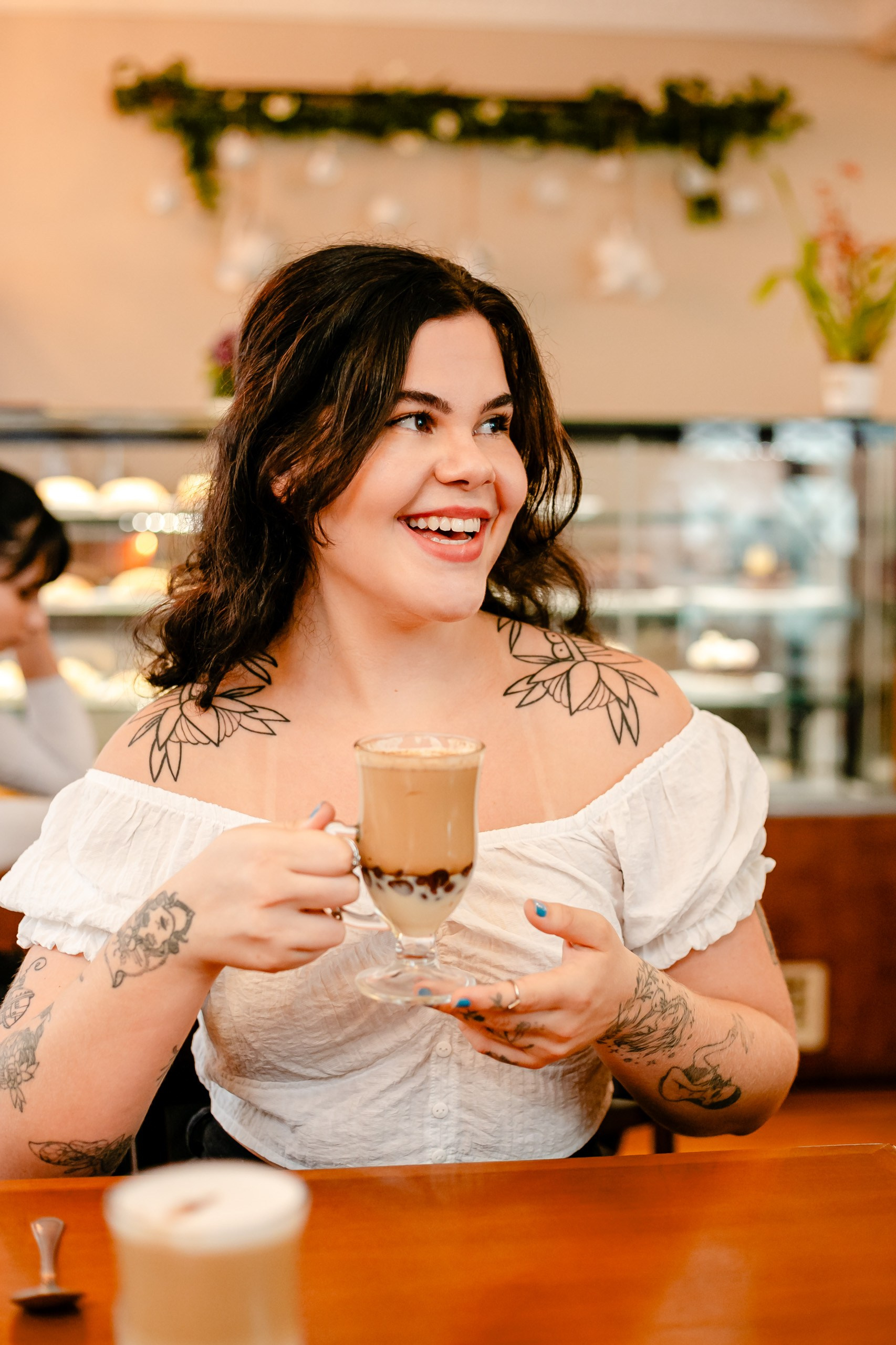 Ensaio fotográfico feminino em cafeteria da Joseane