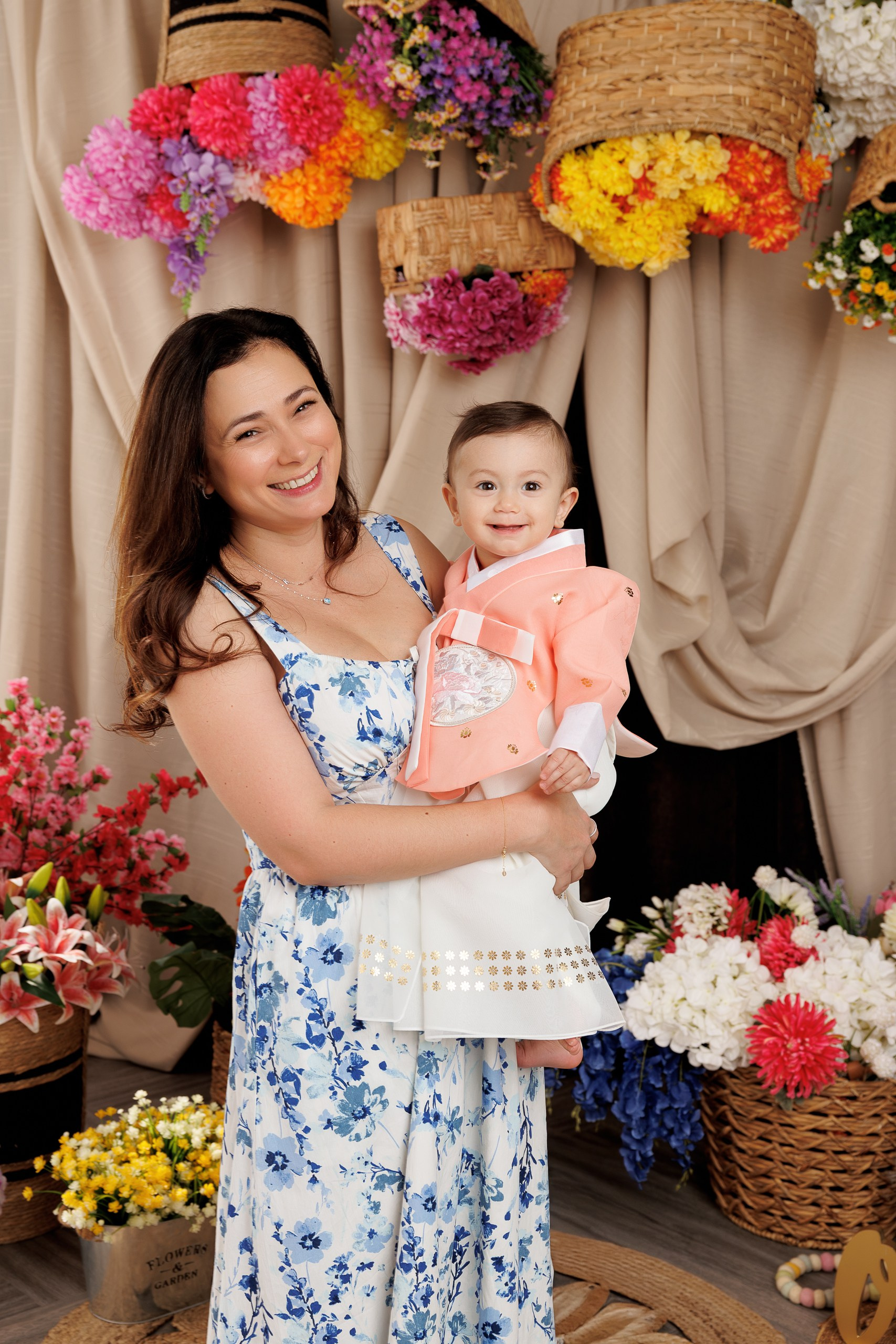 Kira’s 1ST Birthday. Je suis photographe portraitiste et je réalise des portraits à toutes les étapes de votre vie! Bienvenue dans mon studio à Westmount, Qc