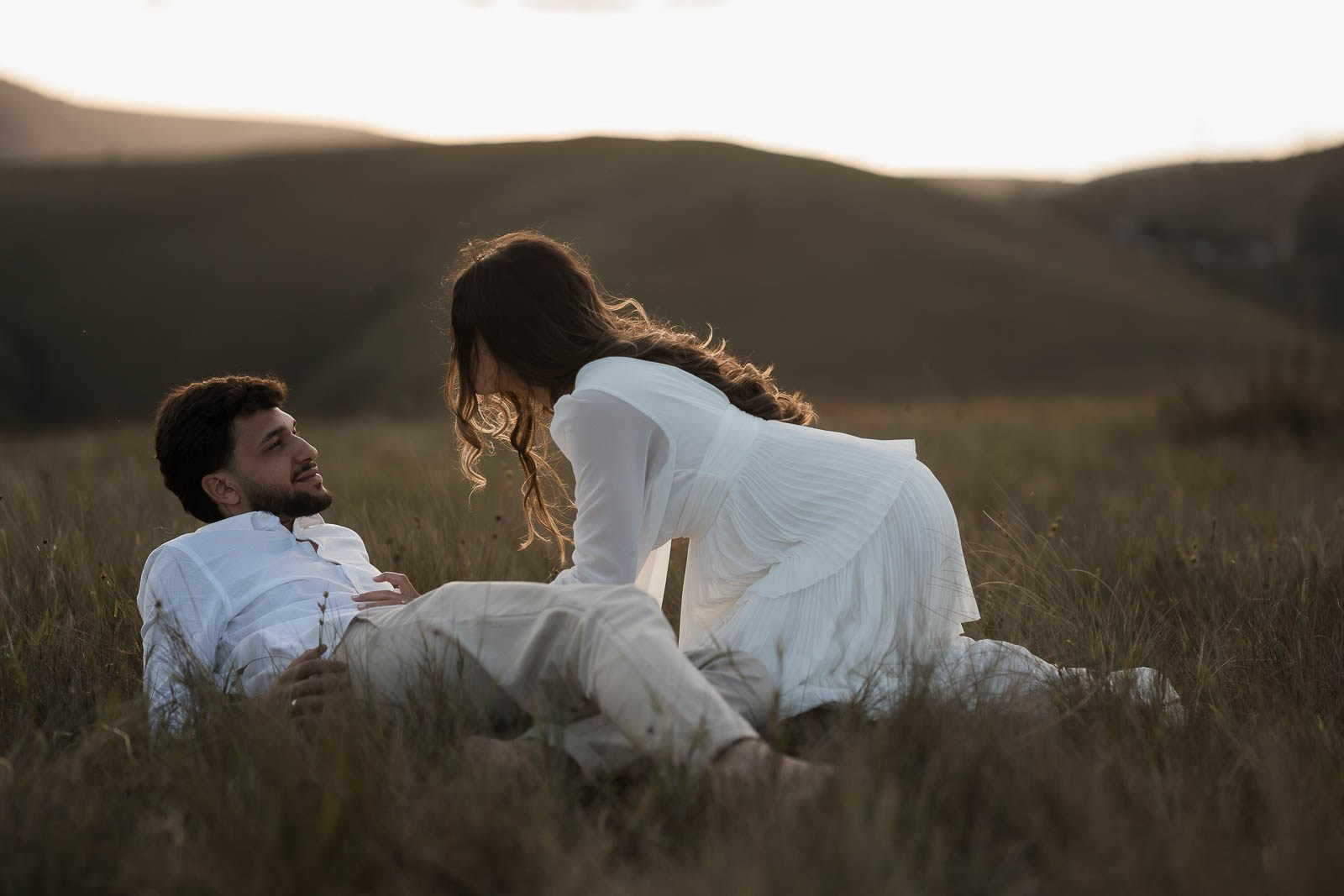 Larissa e Rafael em ensaio pré-casamento leve e autêntico em Lavras Novas. Fotografias ao pôr do sol feitas por Edu e Josi Fotografia em Minas Gerais.