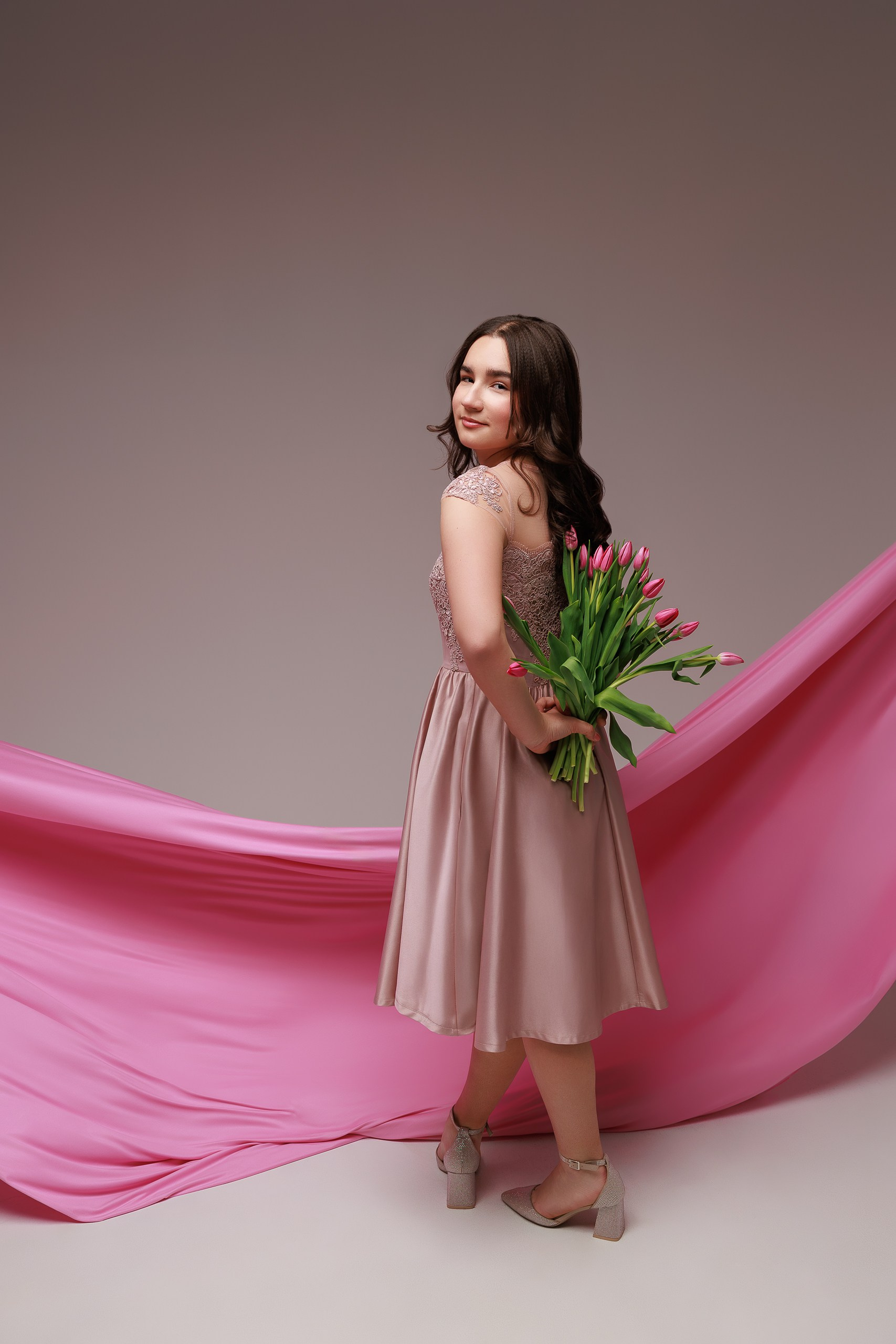 GLORIA Sweet 16. Je suis photographe portraitiste et je réalise des portraits à toutes les étapes de votre vie! Bienvenue dans mon studio à Westmount, Qc