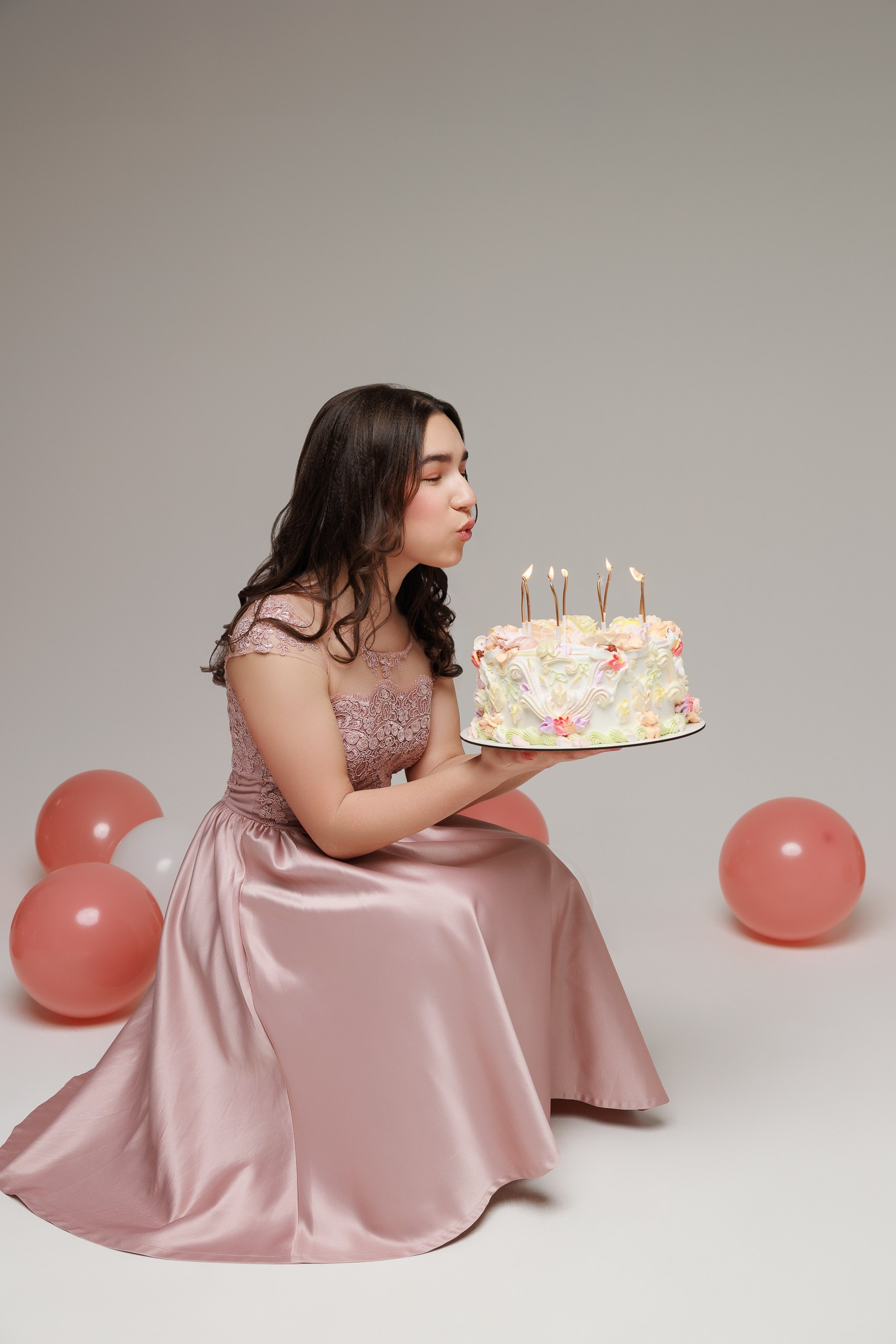 GLORIA Sweet 16. Je suis photographe portraitiste et je réalise des portraits à toutes les étapes de votre vie! Bienvenue dans mon studio à Westmount, Qc