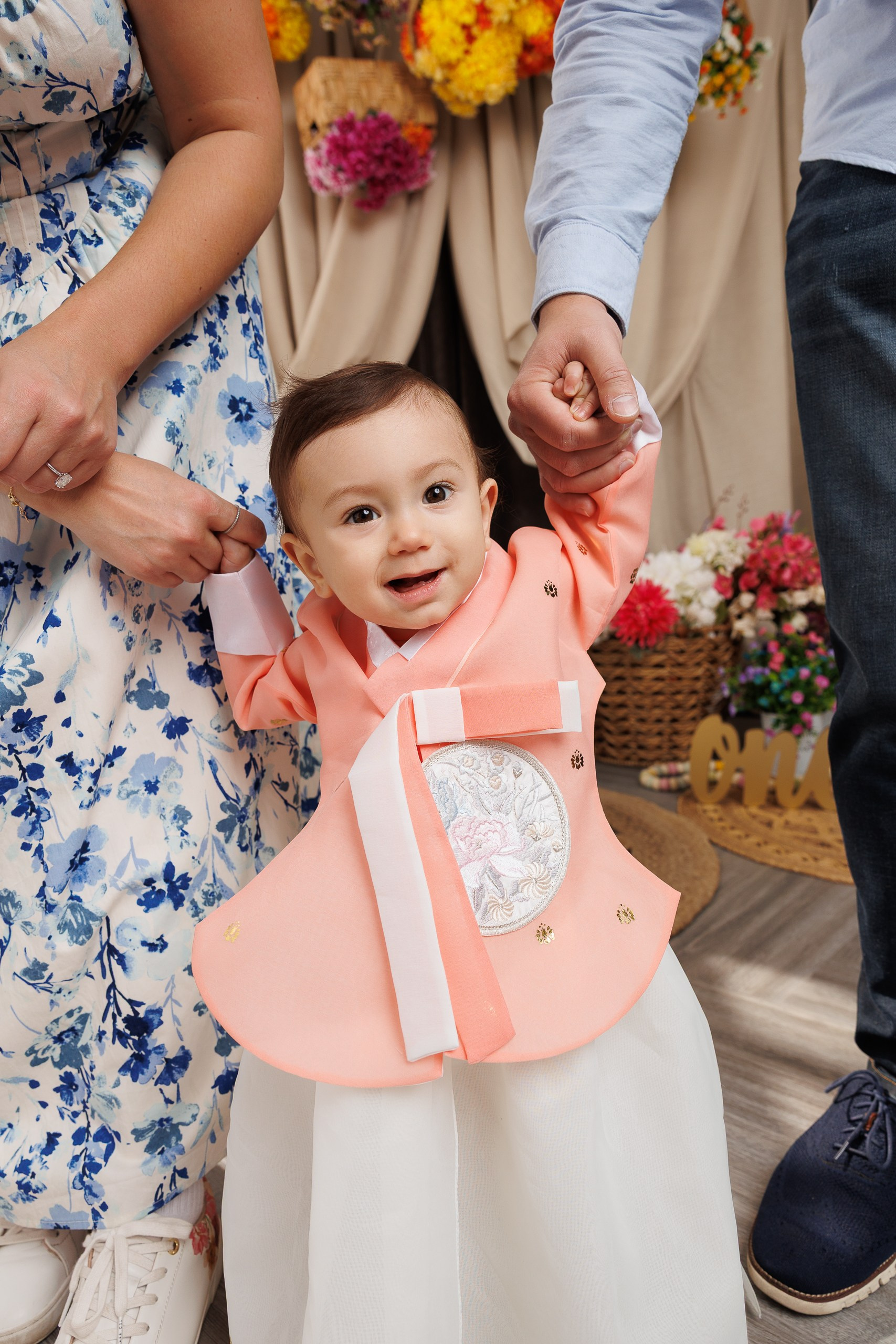 Kira’s 1ST Birthday. Je suis photographe portraitiste et je réalise des portraits à toutes les étapes de votre vie! Bienvenue dans mon studio à Westmount, Qc