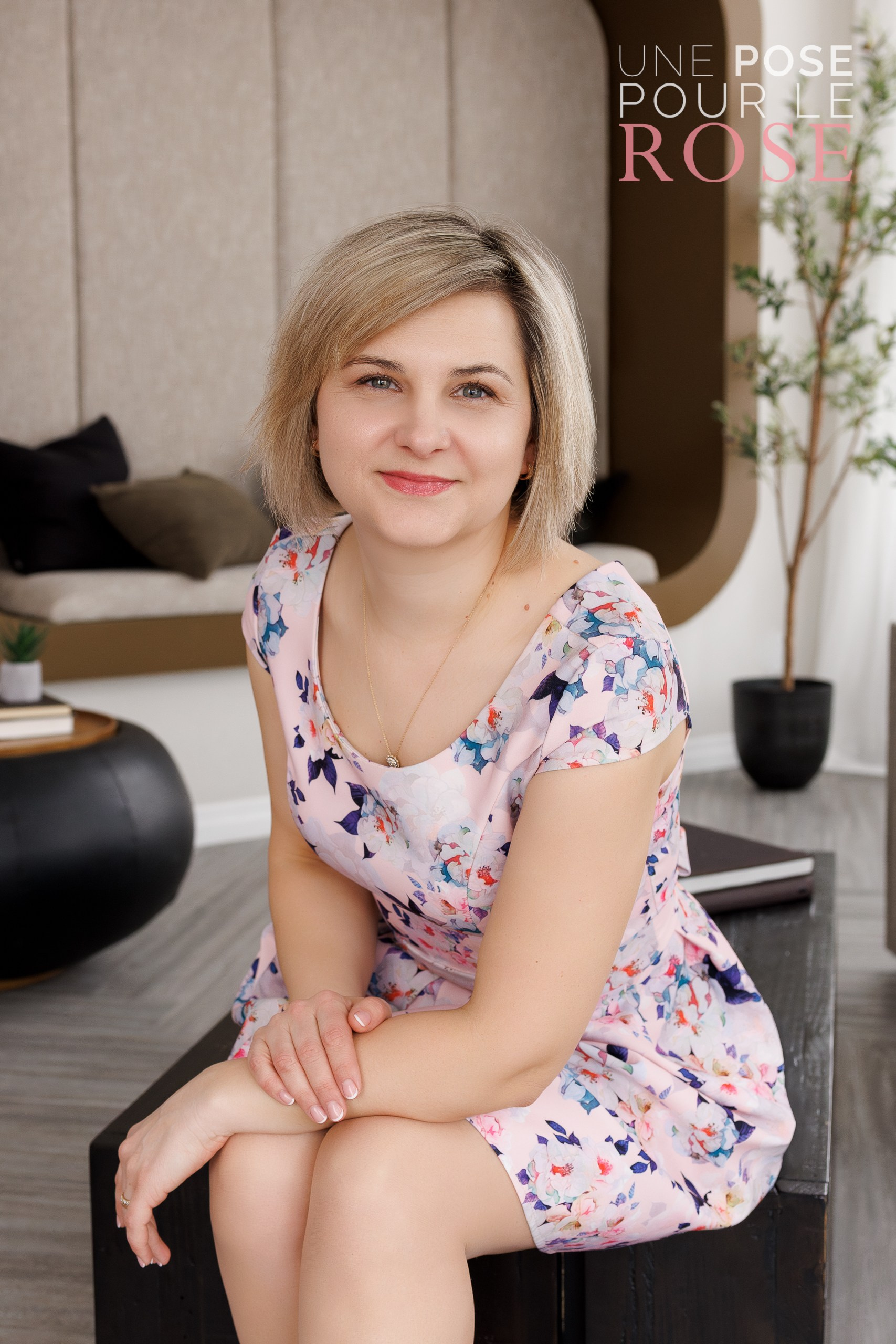 UNE POSE POUR LE ROSE 2026. Je suis photographe portraitiste et je réalise des portraits à toutes les étapes de votre vie! Bienvenue dans mon studio à Westmount, Qc