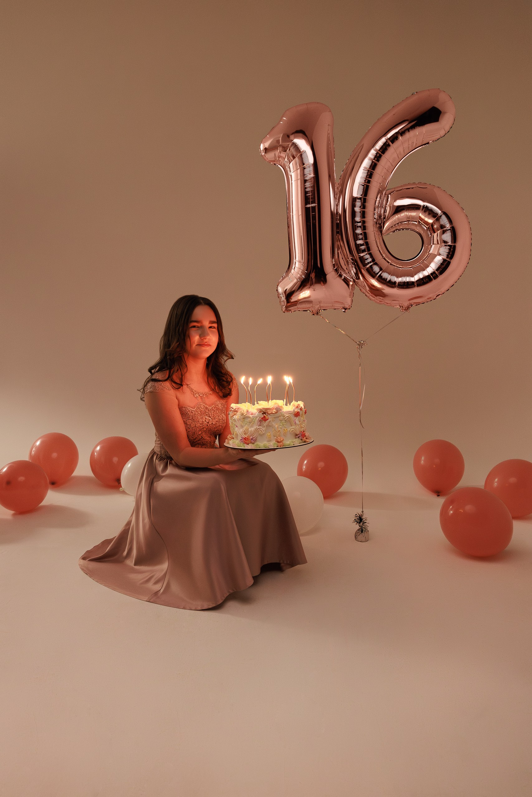 GLORIA Sweet 16. Je suis photographe portraitiste et je réalise des portraits à toutes les étapes de votre vie! Bienvenue dans mon studio à Westmount, Qc