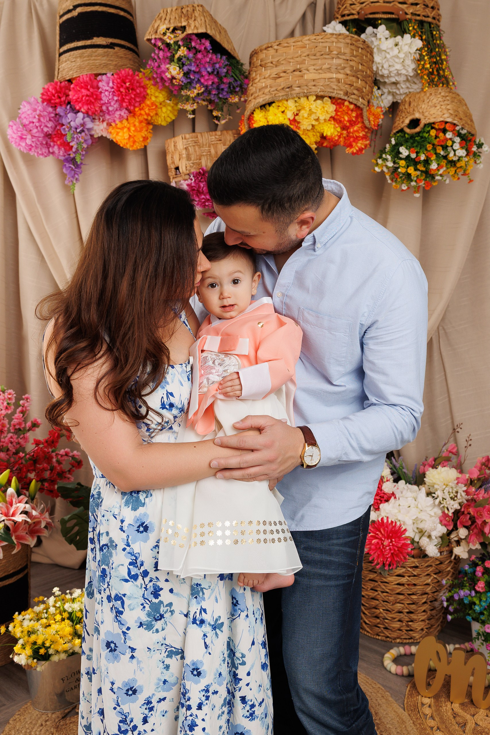 Kira’s 1ST Birthday. Je suis photographe portraitiste et je réalise des portraits à toutes les étapes de votre vie! Bienvenue dans mon studio à Westmount, Qc