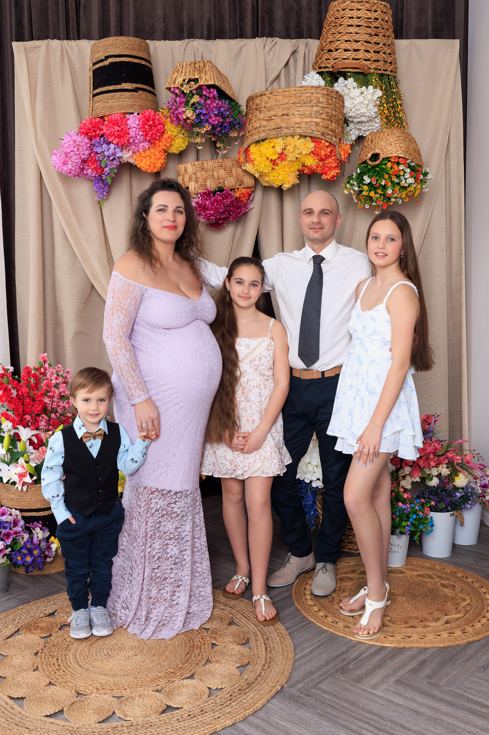“Growing with Love” — Iryna’s family. Je suis photographe portraitiste et je réalise des portraits à toutes les étapes de votre vie! Bienvenue dans mon studio à Westmount, Qc