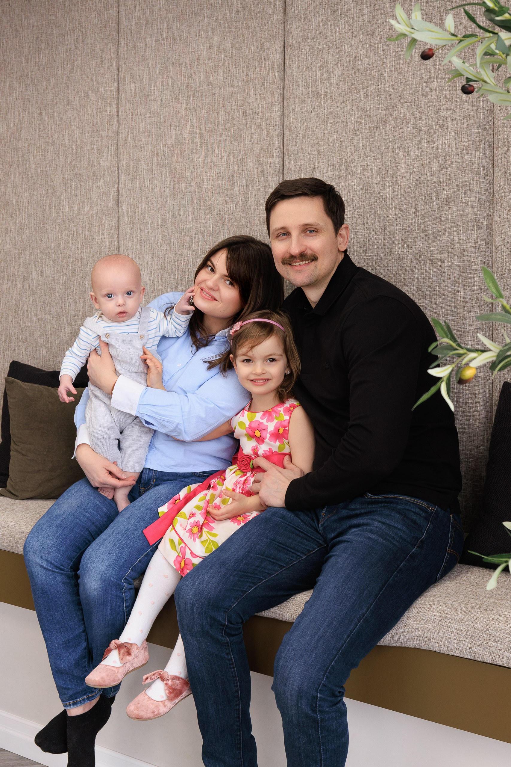Mihaela Ruslan’s family moments. Je suis photographe portraitiste et je réalise des portraits à toutes les étapes de votre vie! Bienvenue dans mon studio à Westmount, Qc