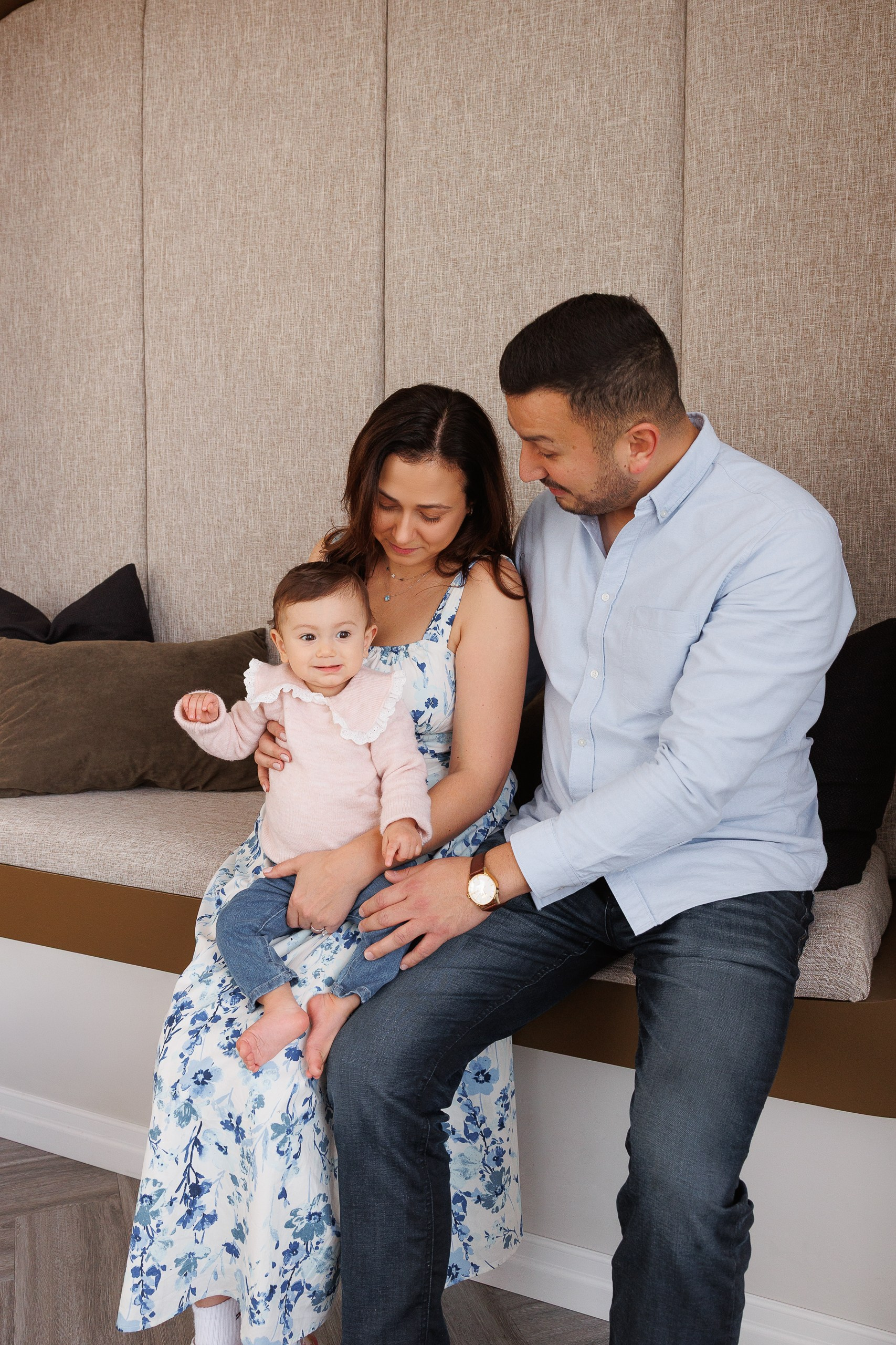 Kira’s 1ST Birthday. Je suis photographe portraitiste et je réalise des portraits à toutes les étapes de votre vie! Bienvenue dans mon studio à Westmount, Qc