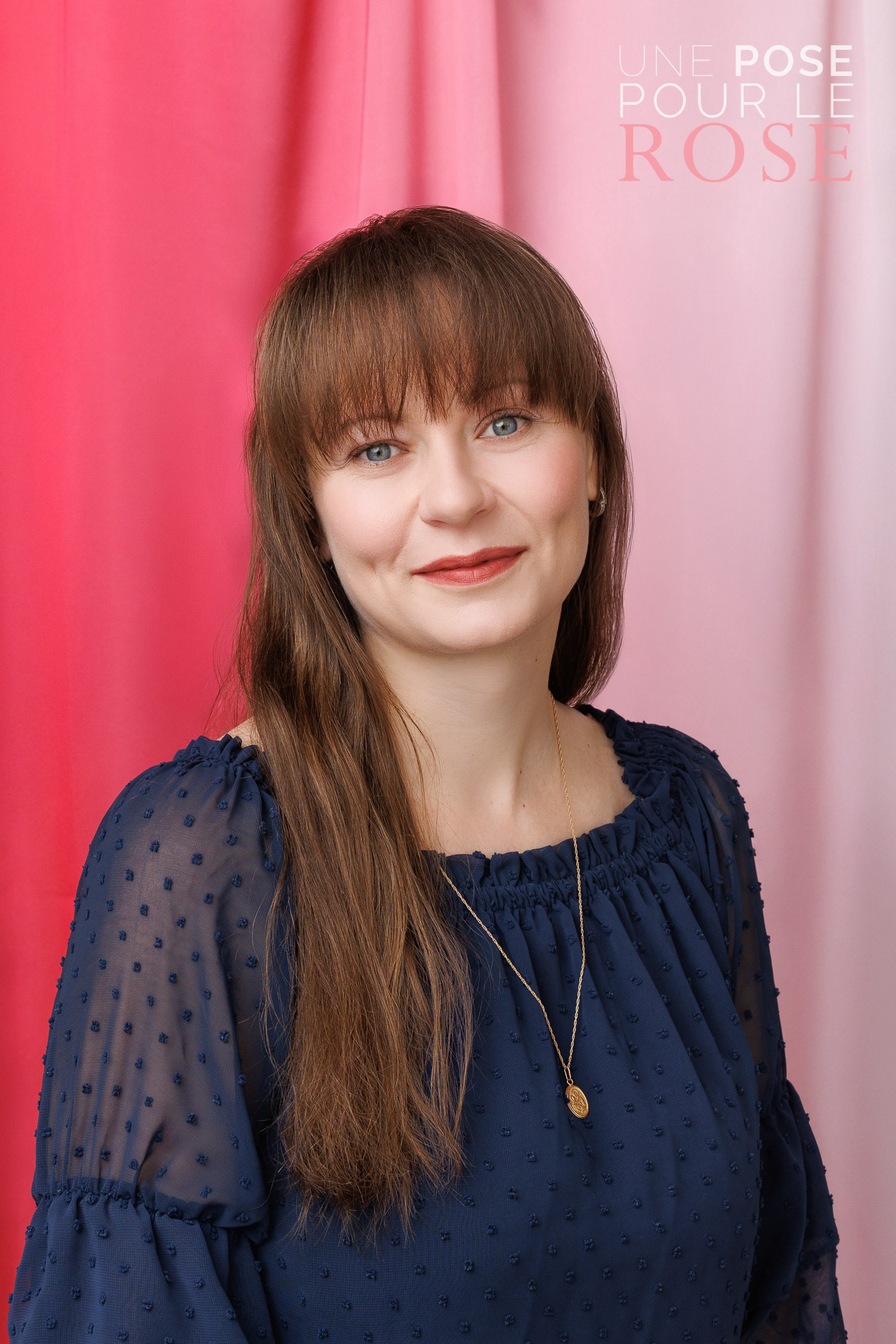 UNE POSE POUR LE ROSE 2026. Je suis photographe portraitiste et je réalise des portraits à toutes les étapes de votre vie! Bienvenue dans mon studio à Westmount, Qc