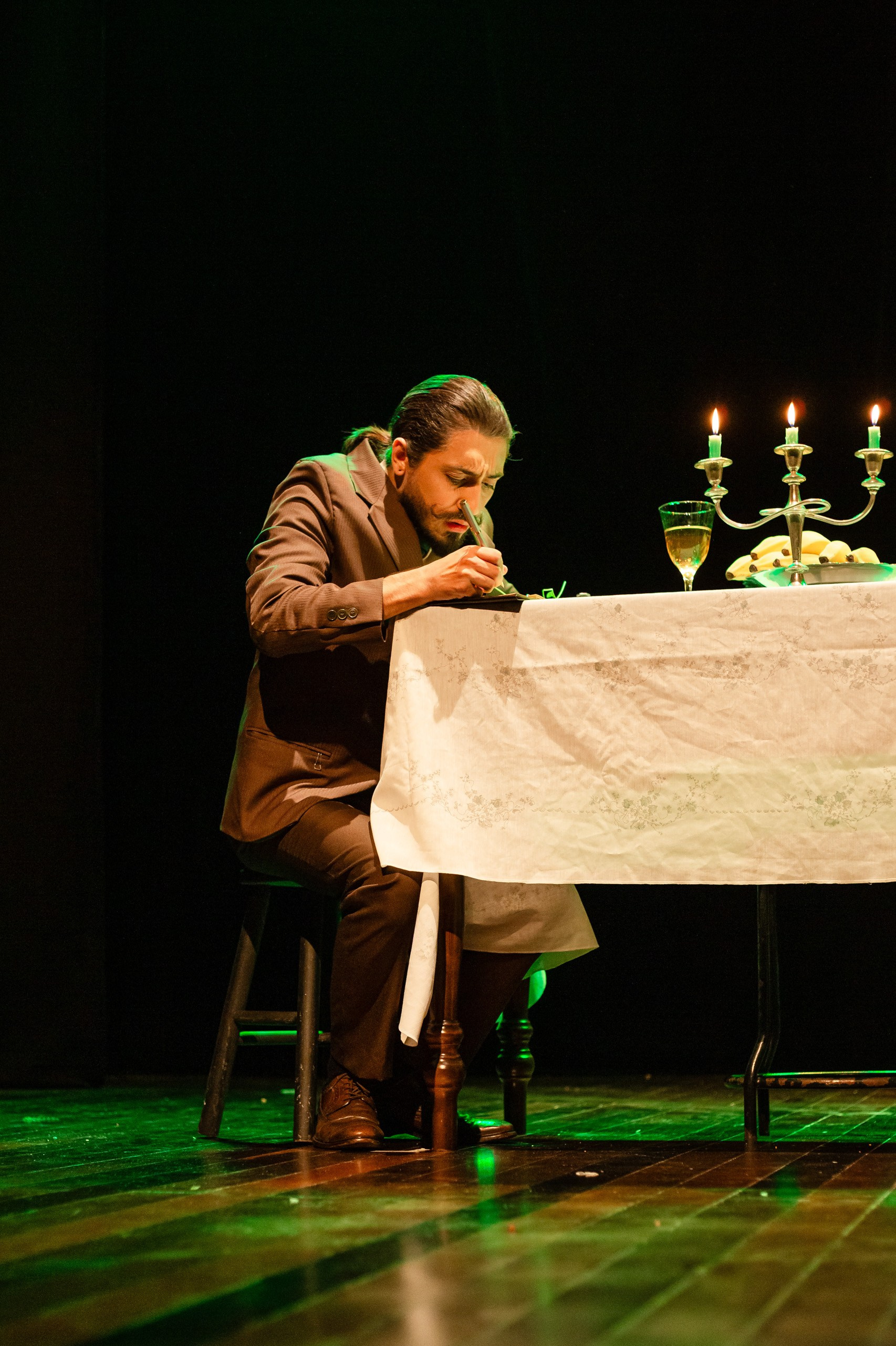 Fotografia de espetáculo teatral O Alienista do grupo de teatro Anchieta Arte Cênica