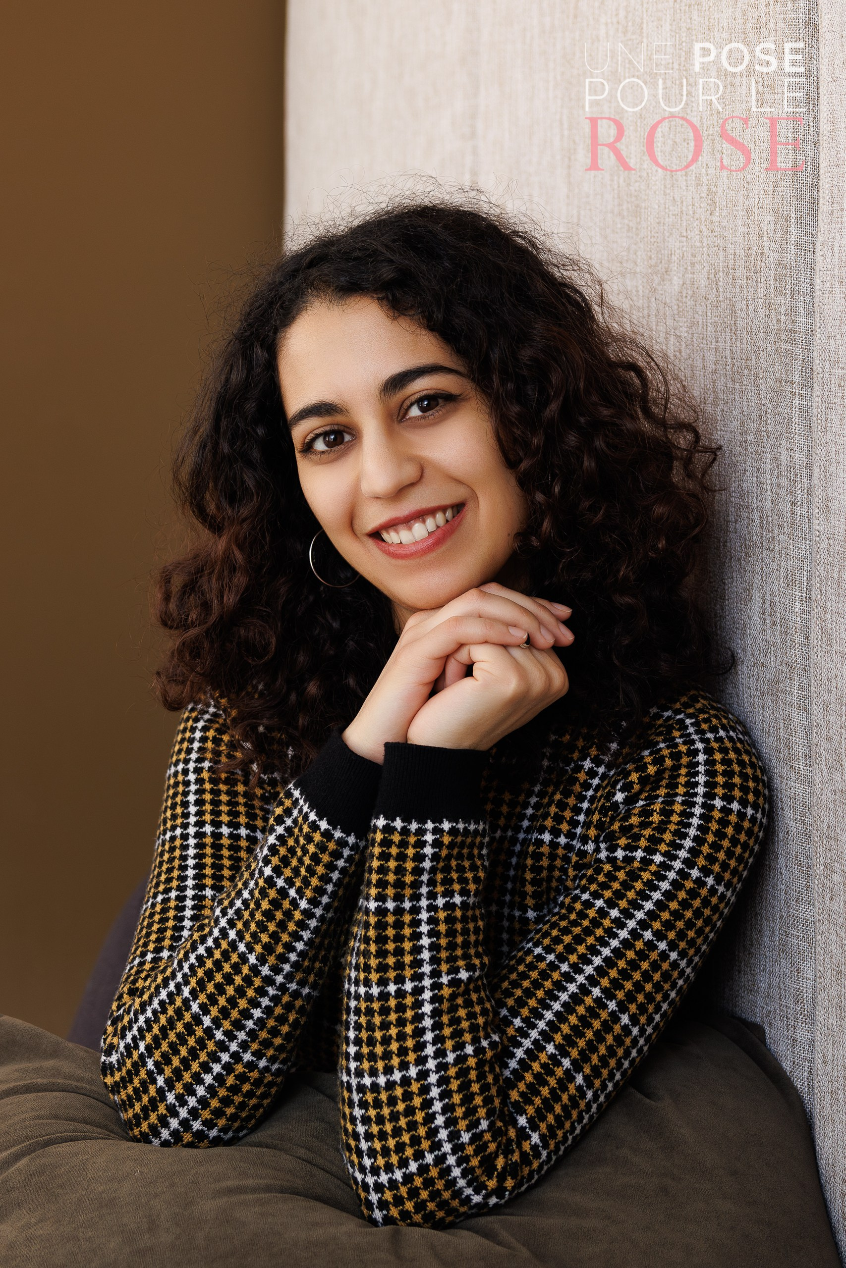 UNE POSE POUR LE ROSE 2026. Je suis photographe portraitiste et je réalise des portraits à toutes les étapes de votre vie! Bienvenue dans mon studio à Westmount, Qc
